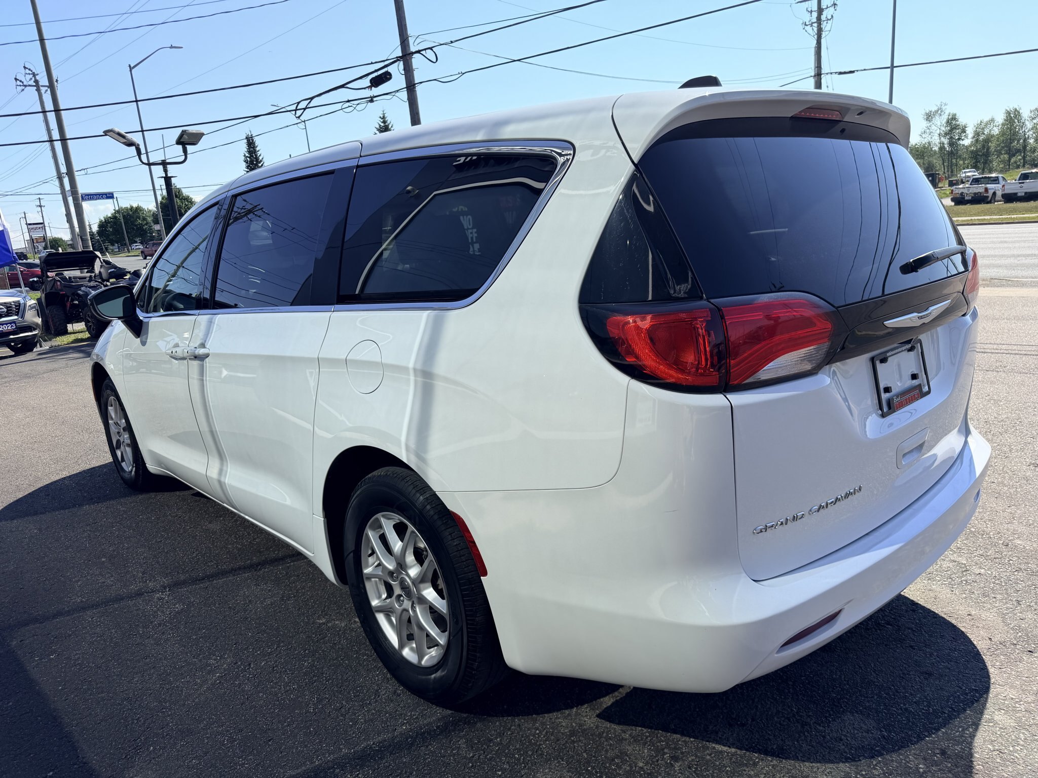 2024 CHRYSLER GRAND CARAVAN SXT FWD WHITE (PREVIOUS RENTAL) 7 PASSENGER SEATING W/REMOTE START, POWER SLIDING DOORS, AND POWER LIFTGATE, HEATED SEATS, HEATED STEERING WHEEL AND REARVIEW CAMERA!!