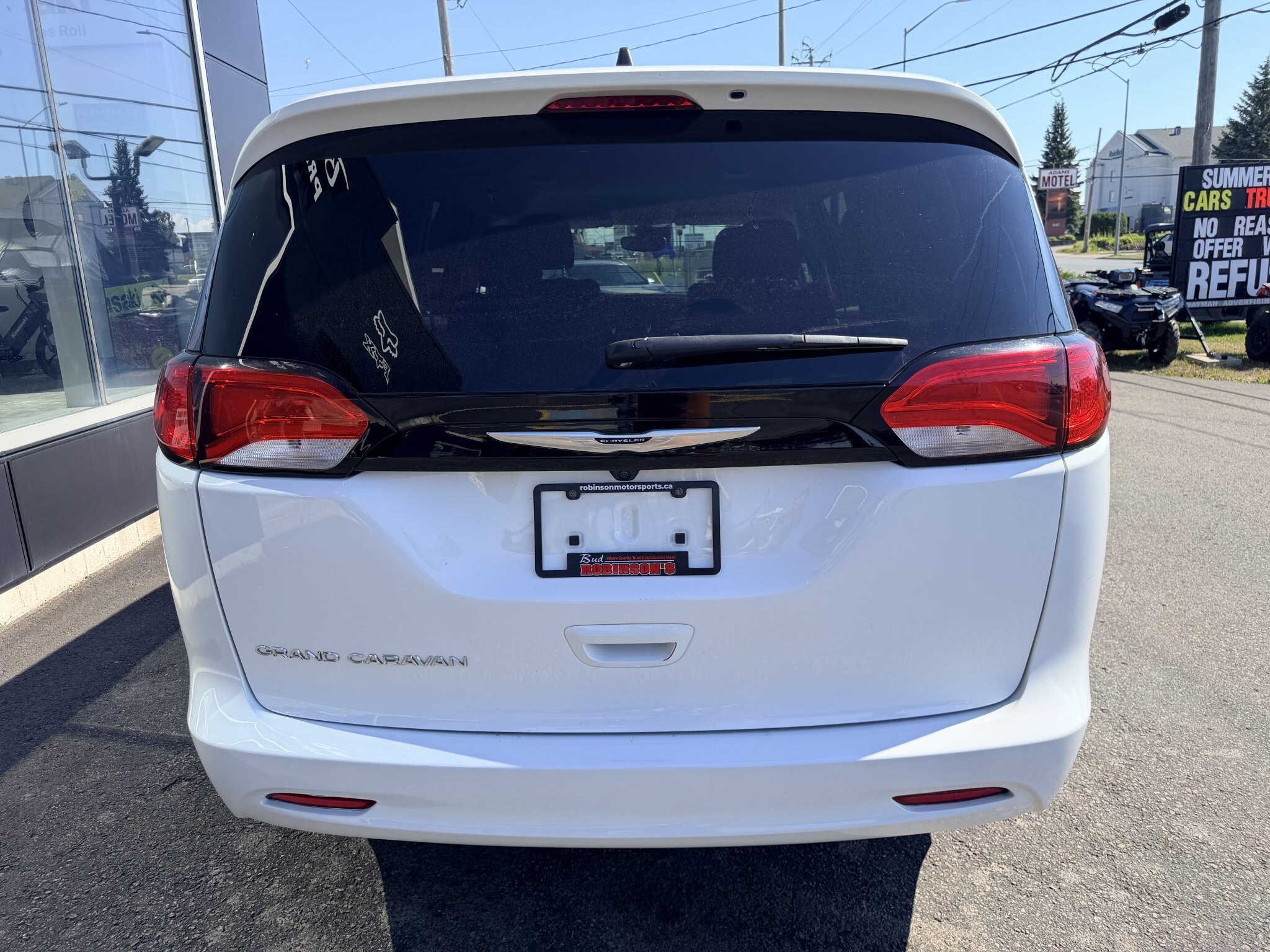 2024 CHRYSLER GRAND CARAVAN SXT FWD WHITE (PREVIOUS RENTAL) 7 PASSENGER SEATING W/REMOTE START, POWER SLIDING DOORS, AND POWER LIFTGATE, HEATED SEATS, HEATED STEERING WHEEL AND REARVIEW CAMERA!!