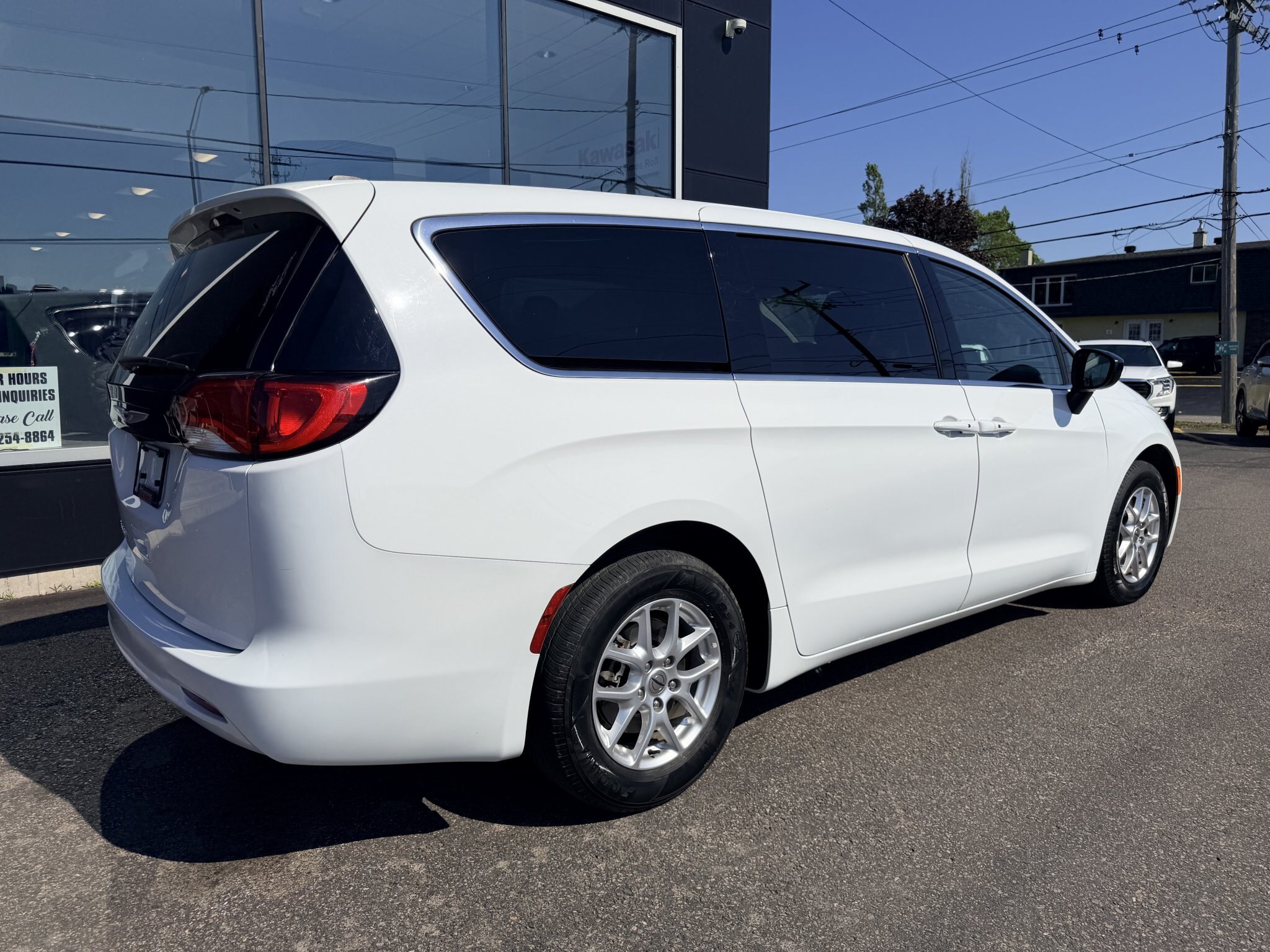 2024 CHRYSLER GRAND CARAVAN SXT FWD WHITE (PREVIOUS RENTAL) 7 PASSENGER SEATING W/REMOTE START, POWER SLIDING DOORS, AND POWER LIFTGATE, HEATED SEATS, HEATED STEERING WHEEL AND REARVIEW CAMERA!!
