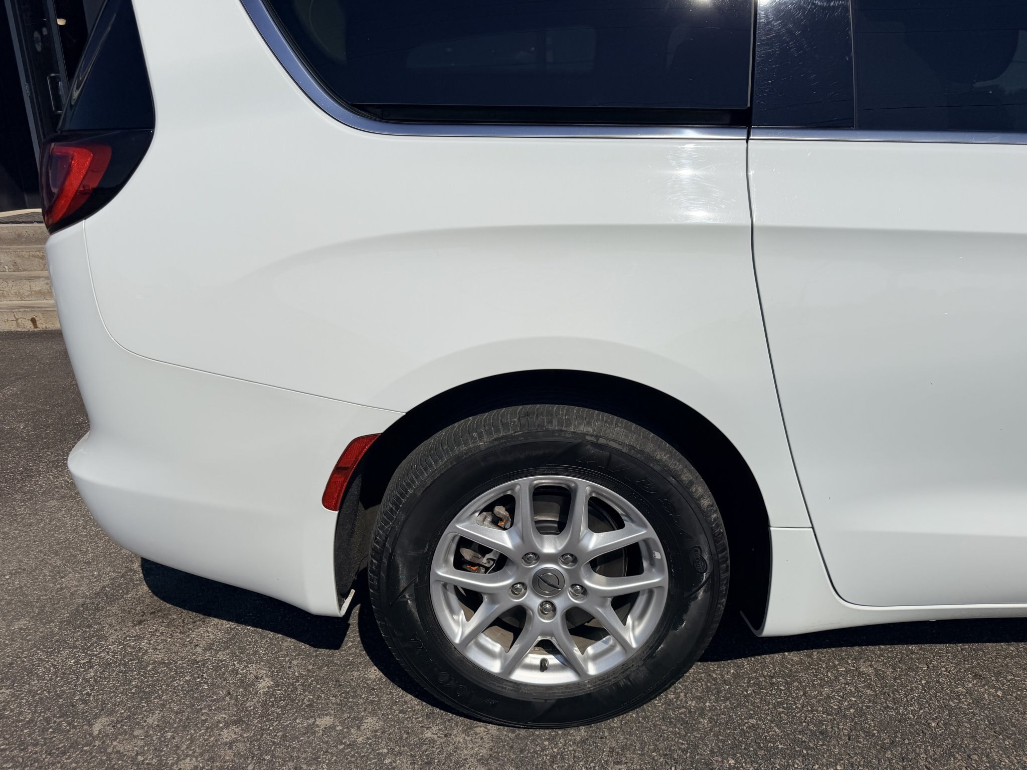 2024 CHRYSLER GRAND CARAVAN SXT FWD WHITE (PREVIOUS RENTAL) 7 PASSENGER SEATING W/REMOTE START, POWER SLIDING DOORS, AND POWER LIFTGATE, HEATED SEATS, HEATED STEERING WHEEL AND REARVIEW CAMERA!!