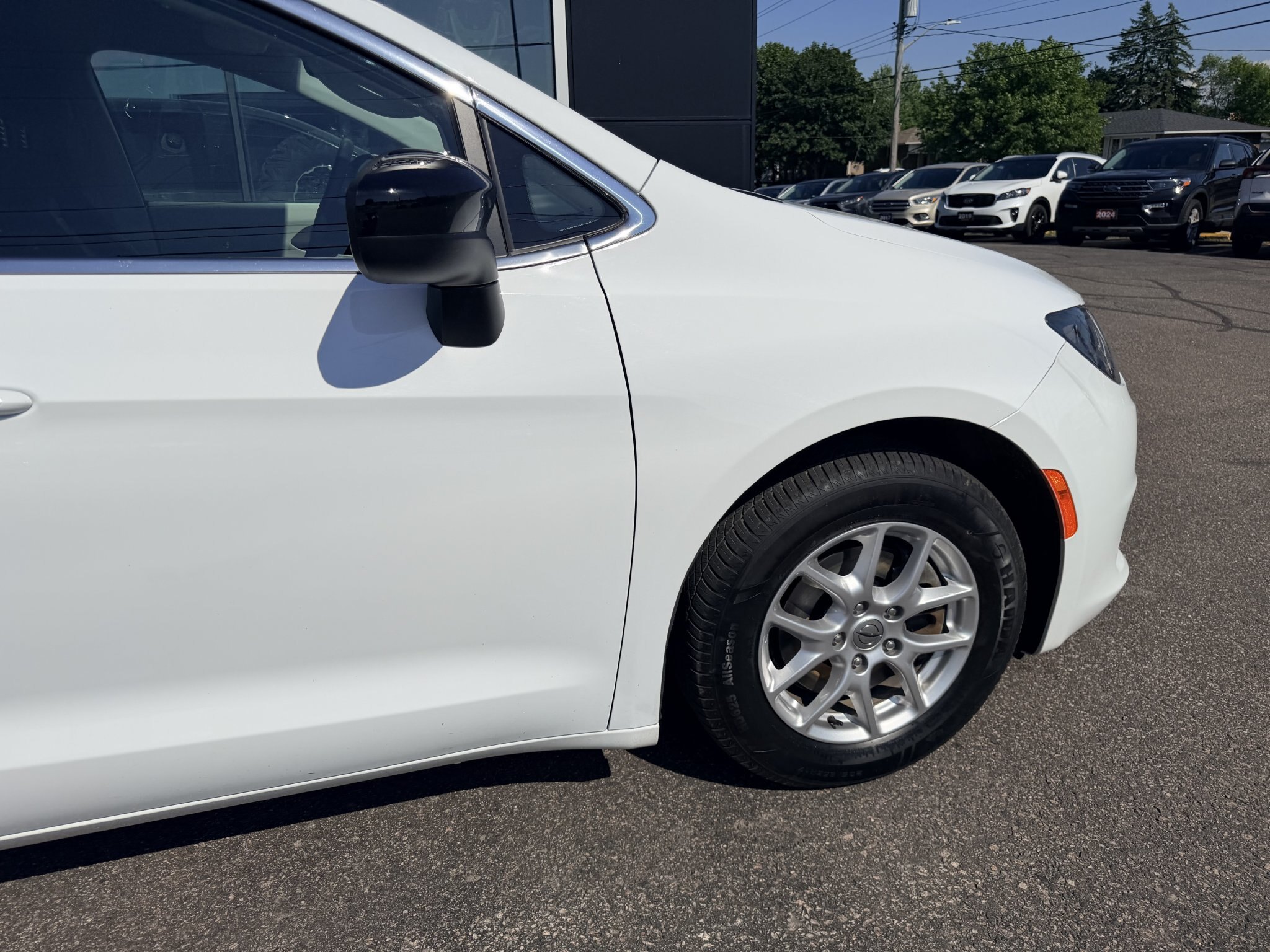 2024 CHRYSLER GRAND CARAVAN SXT FWD WHITE (PREVIOUS RENTAL) 7 PASSENGER SEATING W/REMOTE START, POWER SLIDING DOORS, AND POWER LIFTGATE, HEATED SEATS, HEATED STEERING WHEEL AND REARVIEW CAMERA!!
