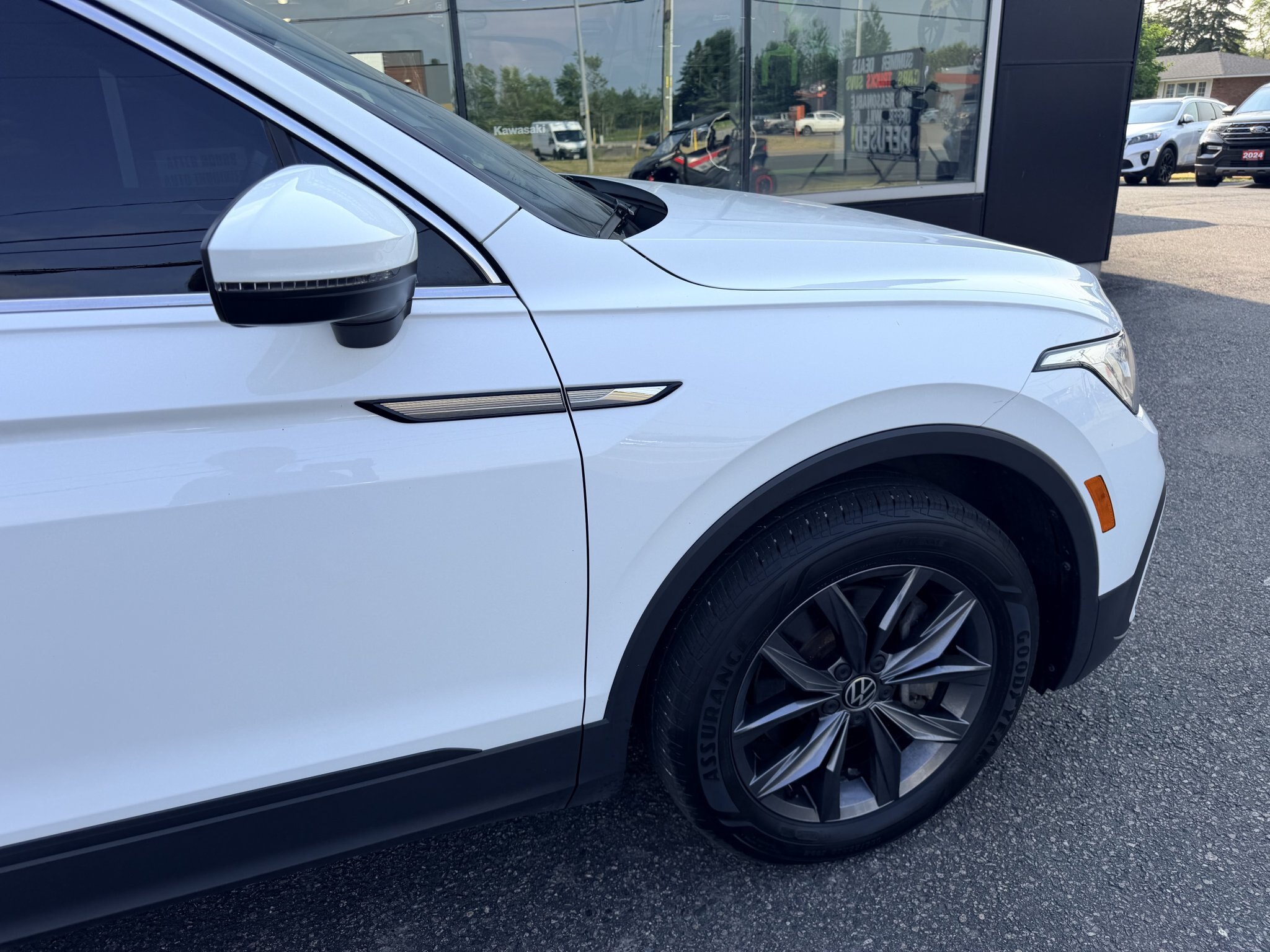 2022 VOLKSWAGEN TIGUAN SE COMFORTLINE AWD W/LEATHER SEATS, HEATED SEATS, SUNROOF, REMOTE START AND REARVIEW CAMERA!!