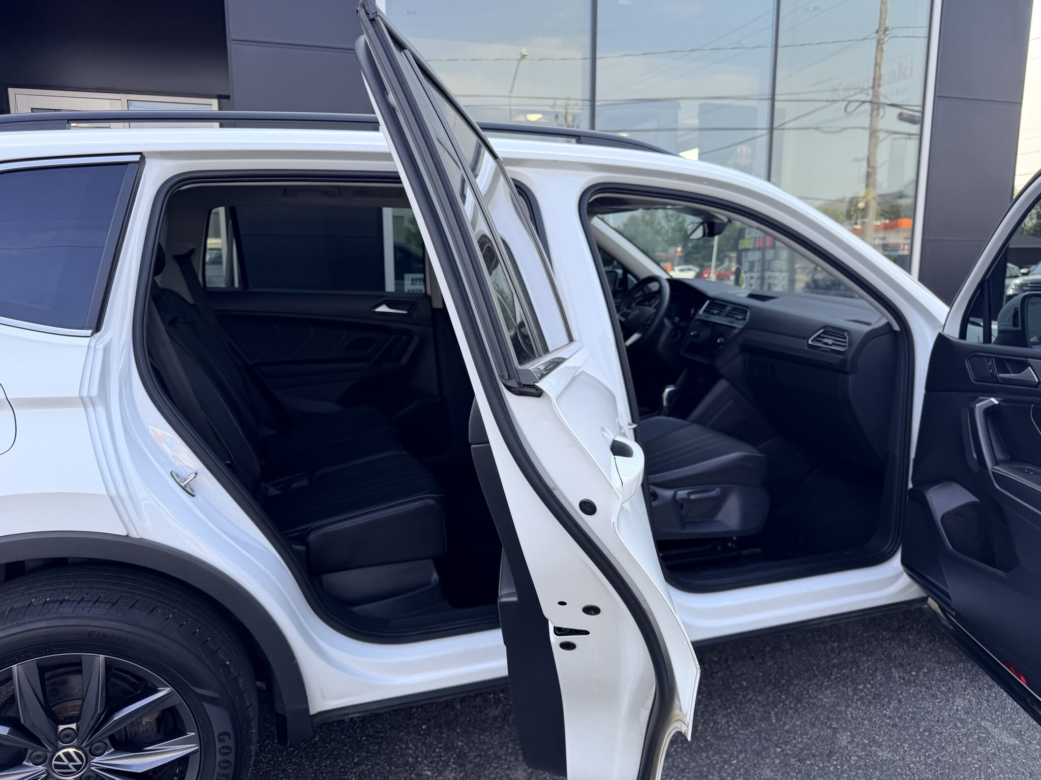 2022 VOLKSWAGEN TIGUAN SE COMFORTLINE AWD W/LEATHER SEATS, HEATED SEATS, SUNROOF, REMOTE START AND REARVIEW CAMERA!!