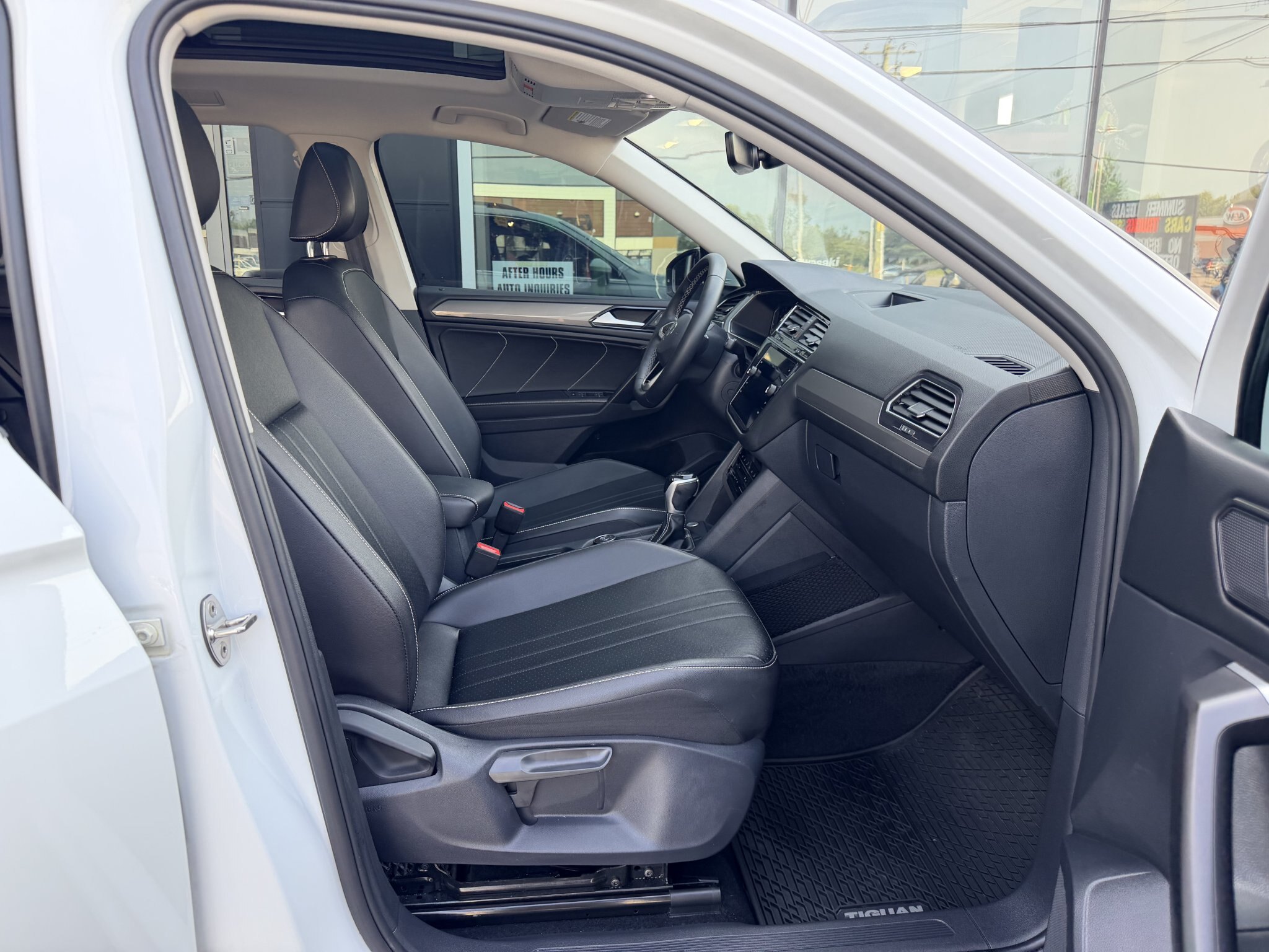 2022 VOLKSWAGEN TIGUAN SE COMFORTLINE AWD W/LEATHER SEATS, HEATED SEATS, SUNROOF, REMOTE START AND REARVIEW CAMERA!!
