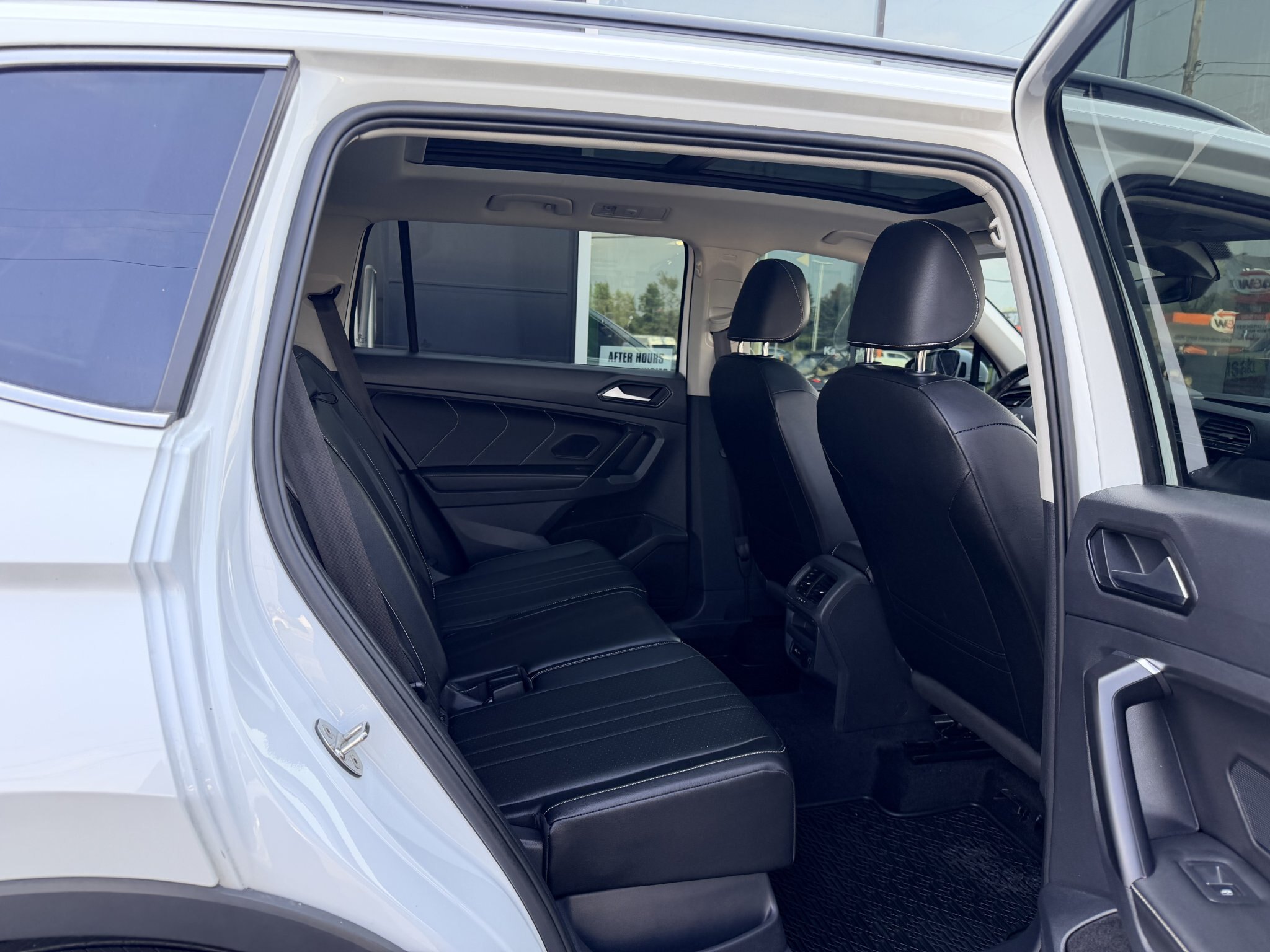2022 VOLKSWAGEN TIGUAN SE COMFORTLINE AWD W/LEATHER SEATS, HEATED SEATS, SUNROOF, REMOTE START AND REARVIEW CAMERA!!