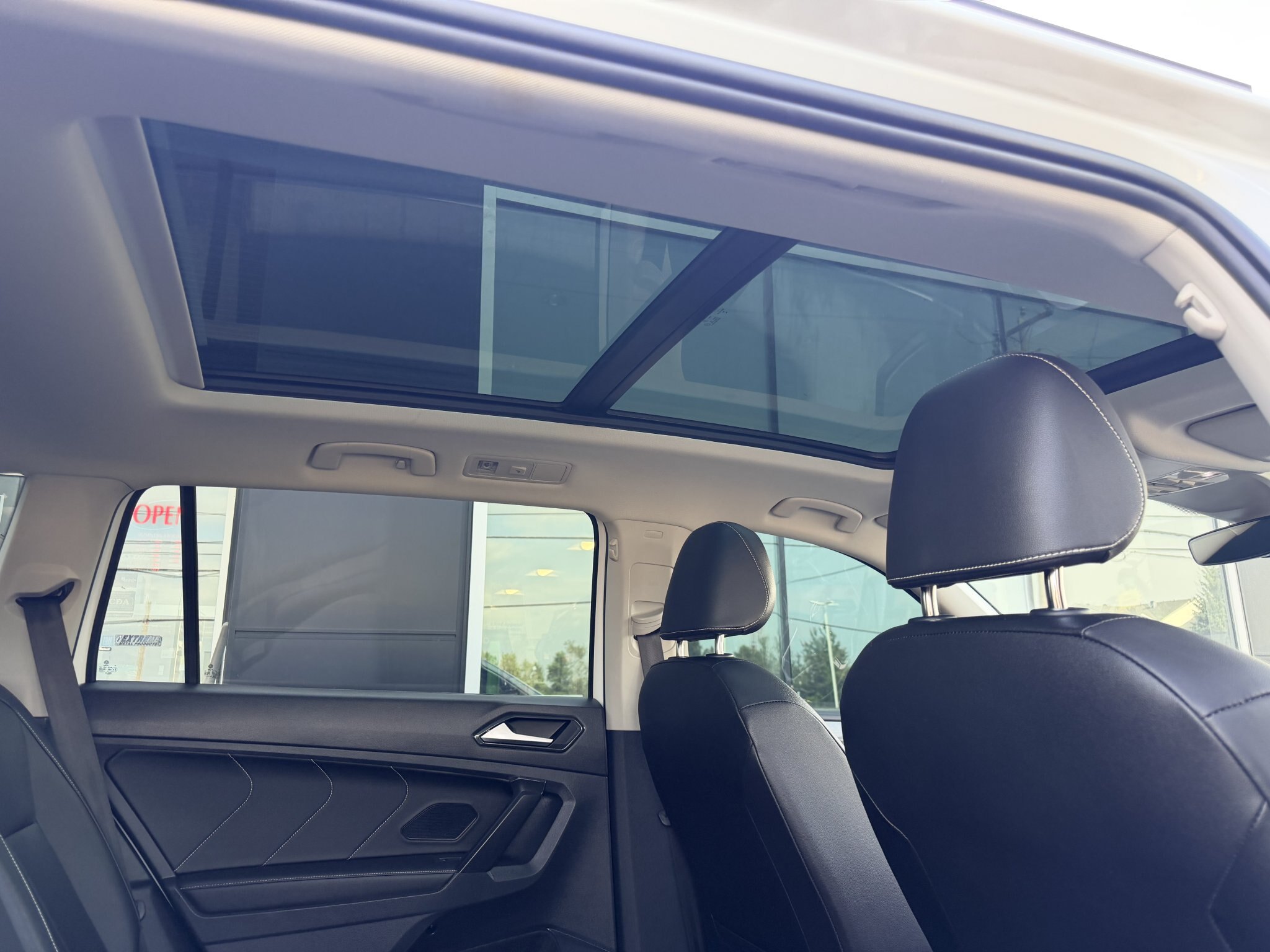 2022 VOLKSWAGEN TIGUAN SE COMFORTLINE AWD W/LEATHER SEATS, HEATED SEATS, SUNROOF, REMOTE START AND REARVIEW CAMERA!!