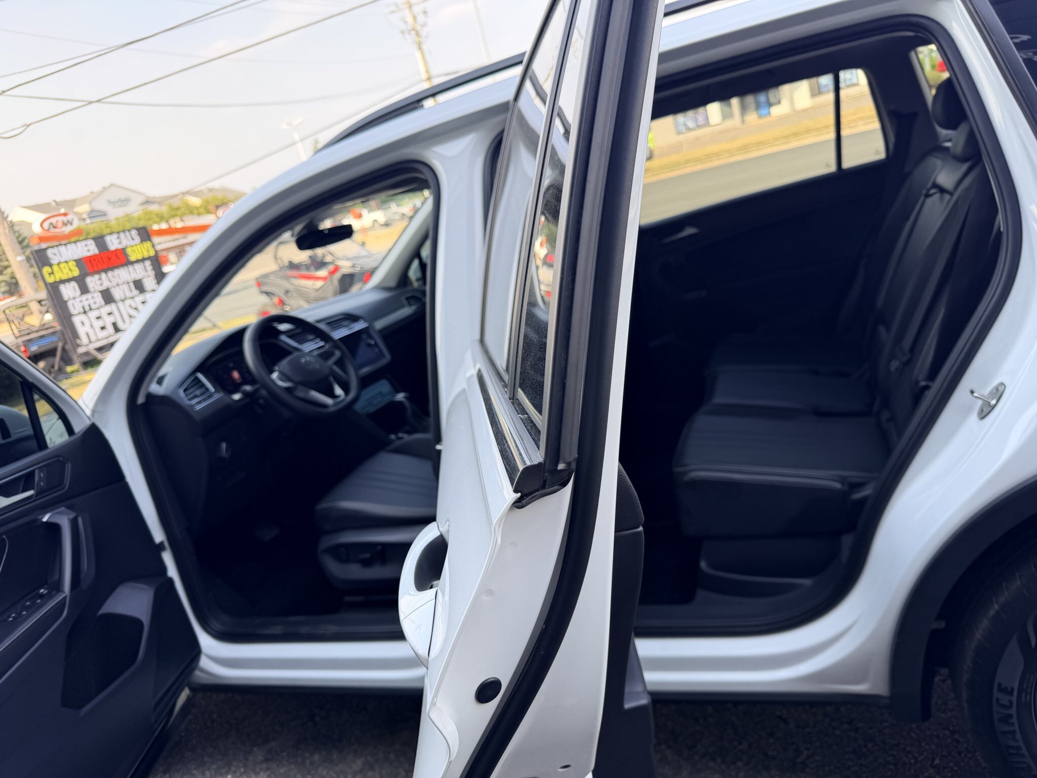 2022 VOLKSWAGEN TIGUAN SE COMFORTLINE AWD W/LEATHER SEATS, HEATED SEATS, SUNROOF, REMOTE START AND REARVIEW CAMERA!!