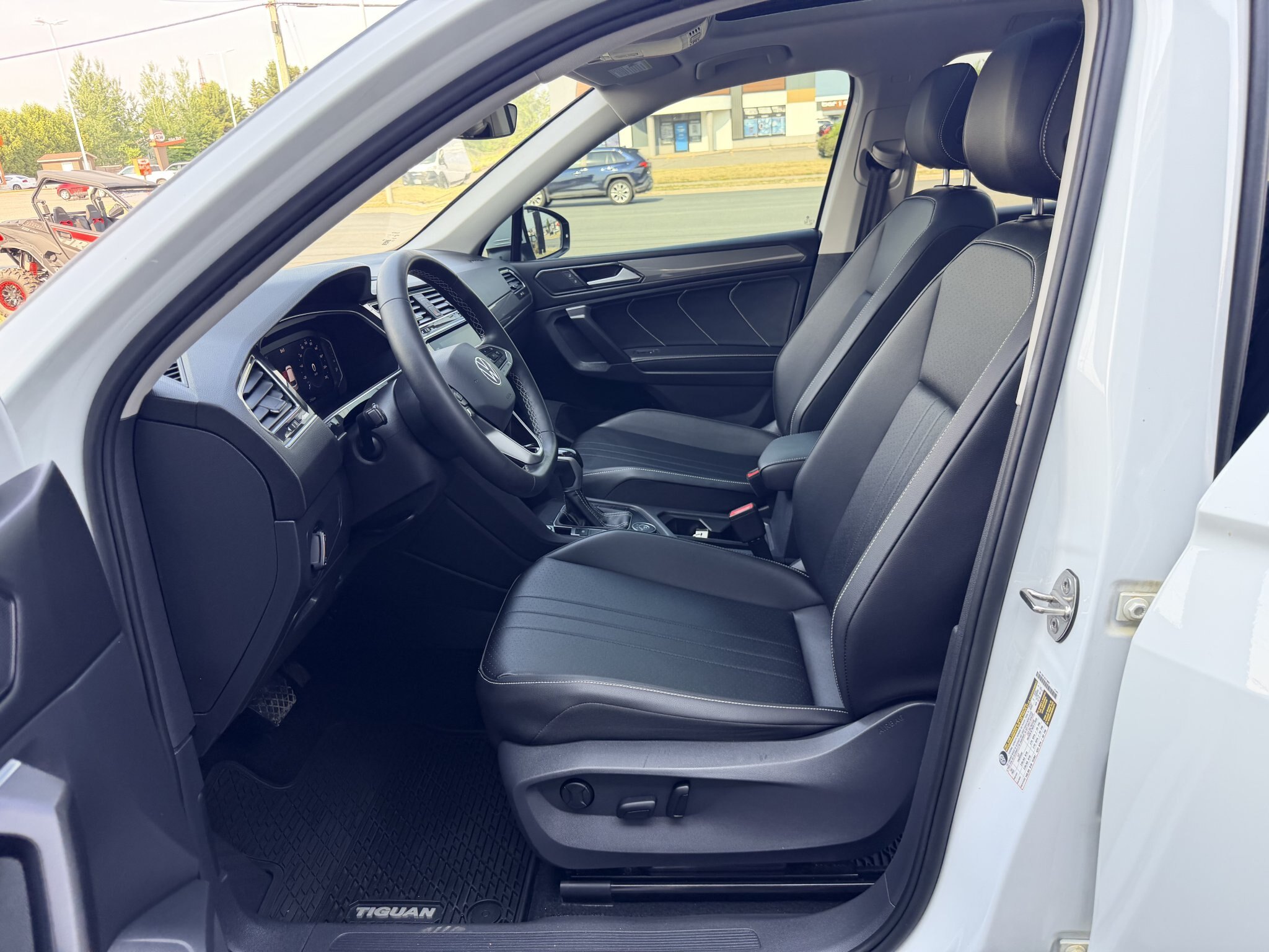 2022 VOLKSWAGEN TIGUAN SE COMFORTLINE AWD W/LEATHER SEATS, HEATED SEATS, SUNROOF, REMOTE START AND REARVIEW CAMERA!!
