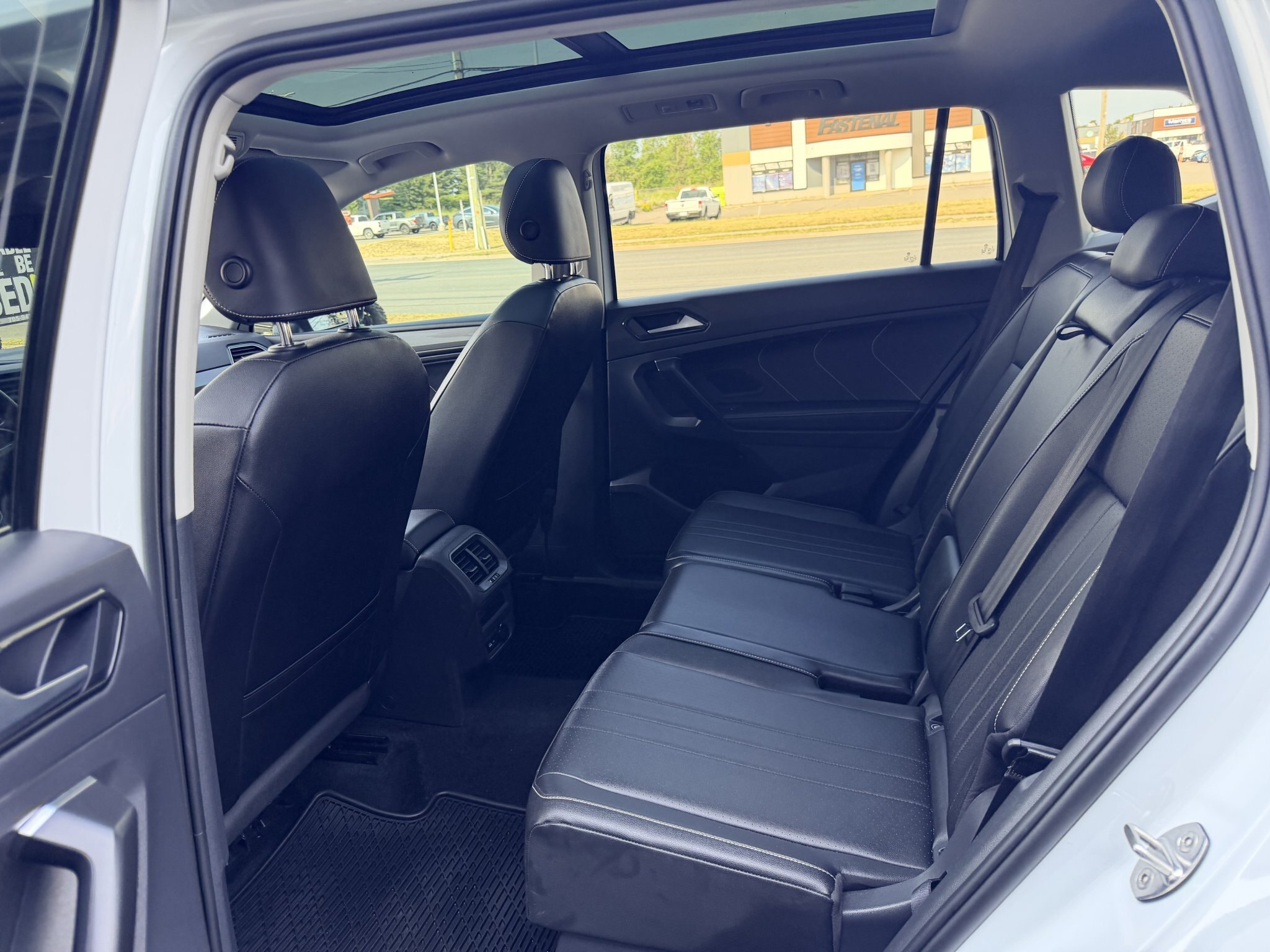 2022 VOLKSWAGEN TIGUAN SE COMFORTLINE AWD W/LEATHER SEATS, HEATED SEATS, SUNROOF, REMOTE START AND REARVIEW CAMERA!!