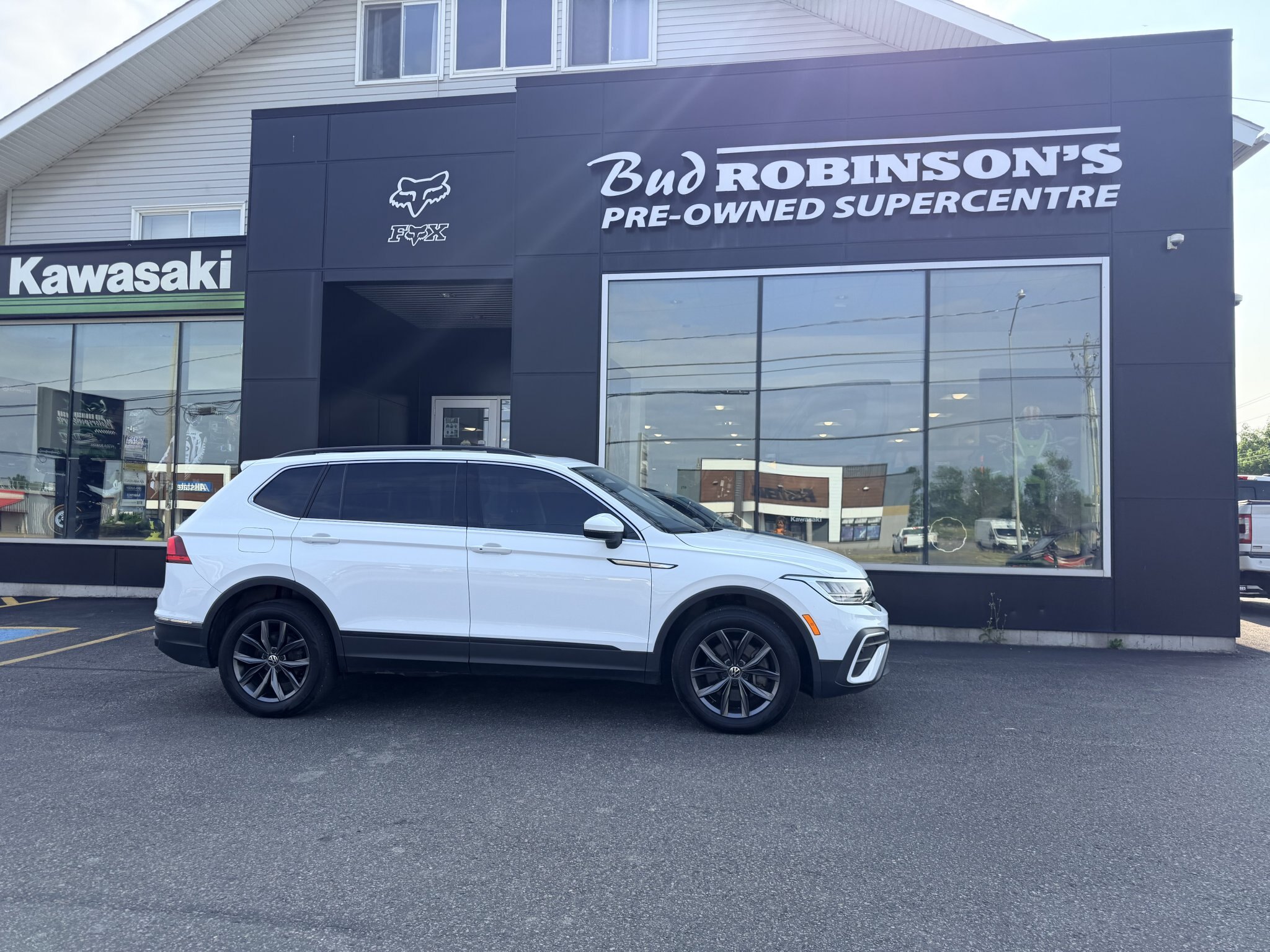 2022 VOLKSWAGEN TIGUAN SE COMFORTLINE AWD W/LEATHER SEATS, HEATED SEATS, SUNROOF, REMOTE START AND REARVIEW CAMERA!!