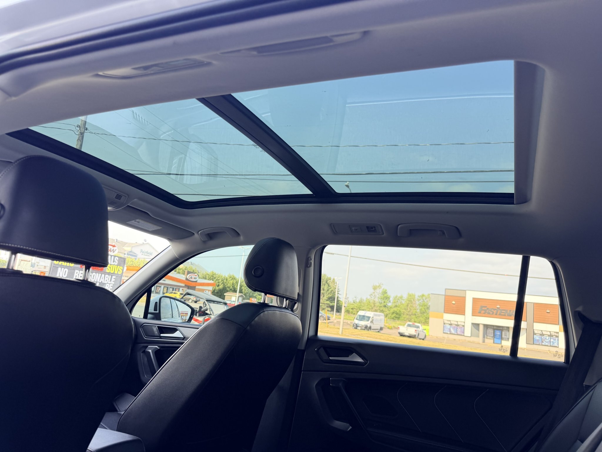 2022 VOLKSWAGEN TIGUAN SE COMFORTLINE AWD W/LEATHER SEATS, HEATED SEATS, SUNROOF, REMOTE START AND REARVIEW CAMERA!!