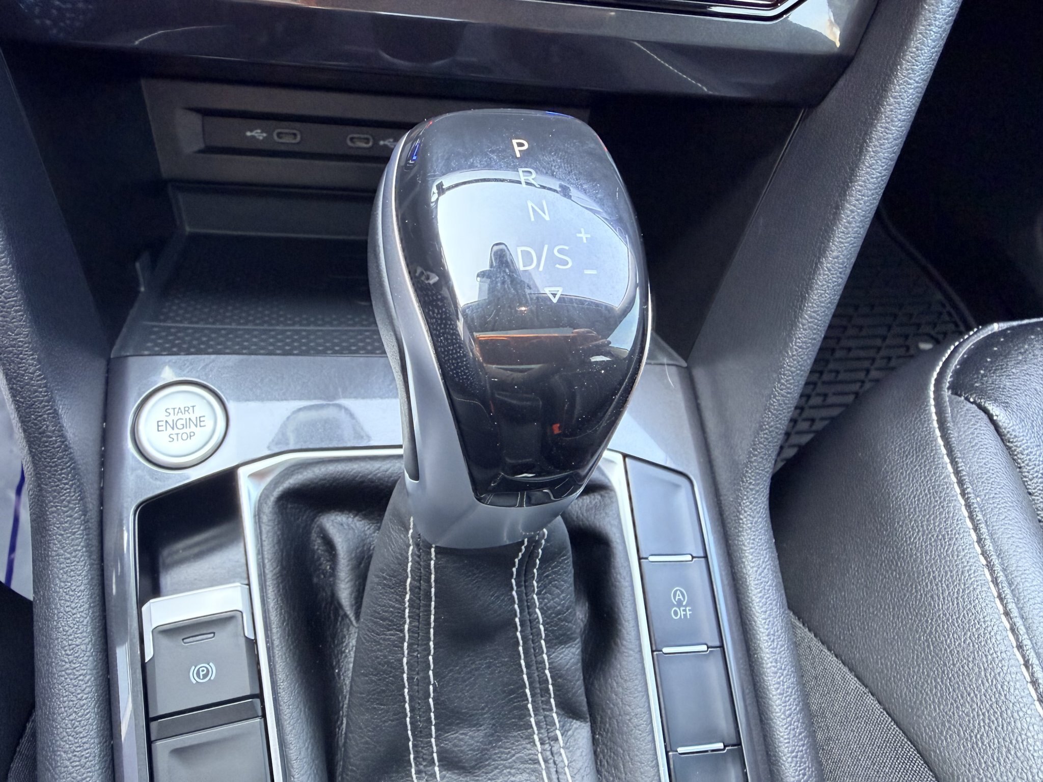 2022 VOLKSWAGEN TIGUAN SE COMFORTLINE AWD W/LEATHER SEATS, HEATED SEATS, SUNROOF, REMOTE START AND REARVIEW CAMERA!!