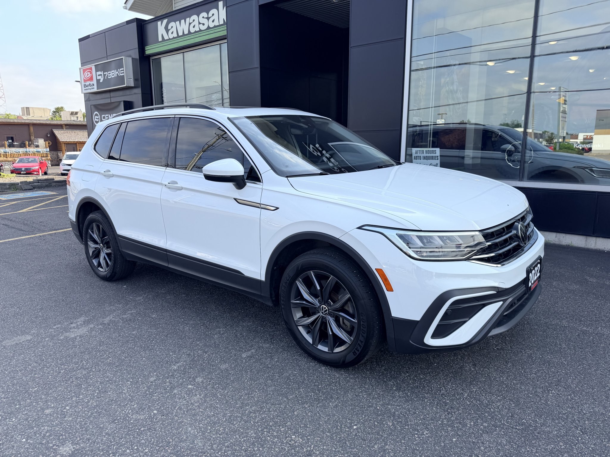 2022 VOLKSWAGEN TIGUAN SE COMFORTLINE AWD W/LEATHER SEATS, HEATED SEATS, SUNROOF, REMOTE START AND REARVIEW CAMERA!!