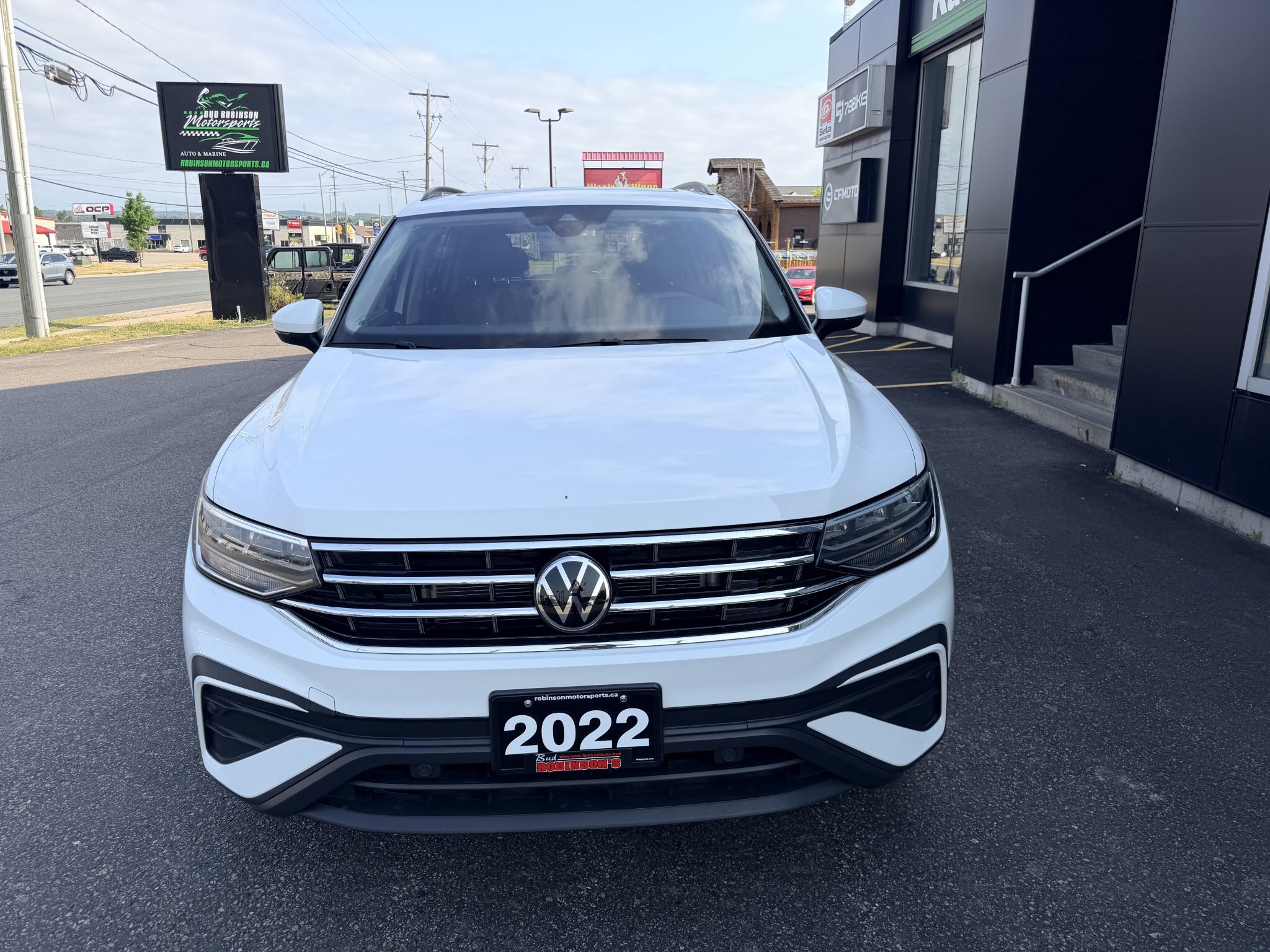 2022 VOLKSWAGEN TIGUAN SE COMFORTLINE AWD W/LEATHER SEATS, HEATED SEATS, SUNROOF, REMOTE START AND REARVIEW CAMERA!!