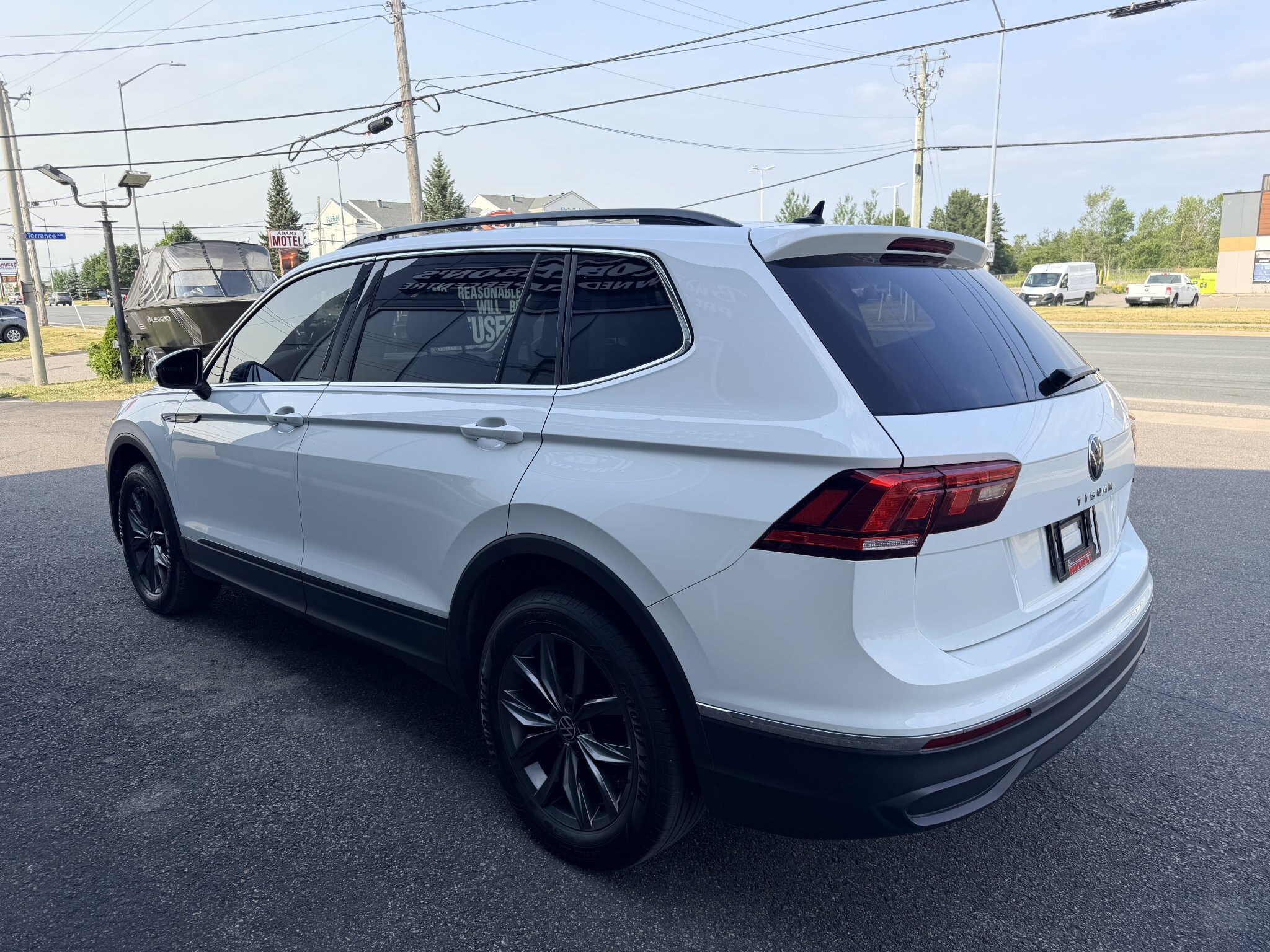 2022 VOLKSWAGEN TIGUAN SE COMFORTLINE AWD W/LEATHER SEATS, HEATED SEATS, SUNROOF, REMOTE START AND REARVIEW CAMERA!!