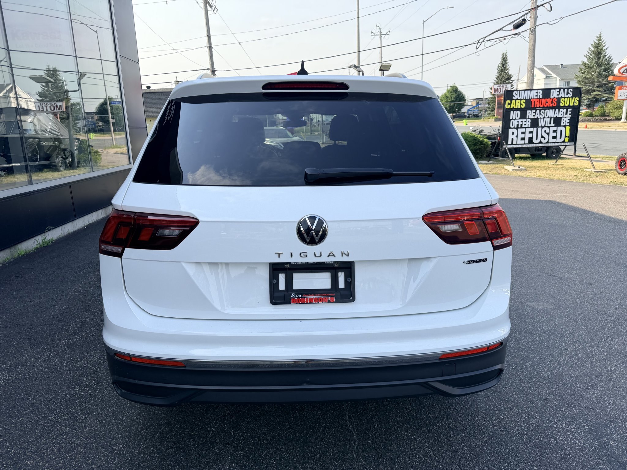 2022 VOLKSWAGEN TIGUAN SE COMFORTLINE AWD W/LEATHER SEATS, HEATED SEATS, SUNROOF, REMOTE START AND REARVIEW CAMERA!!