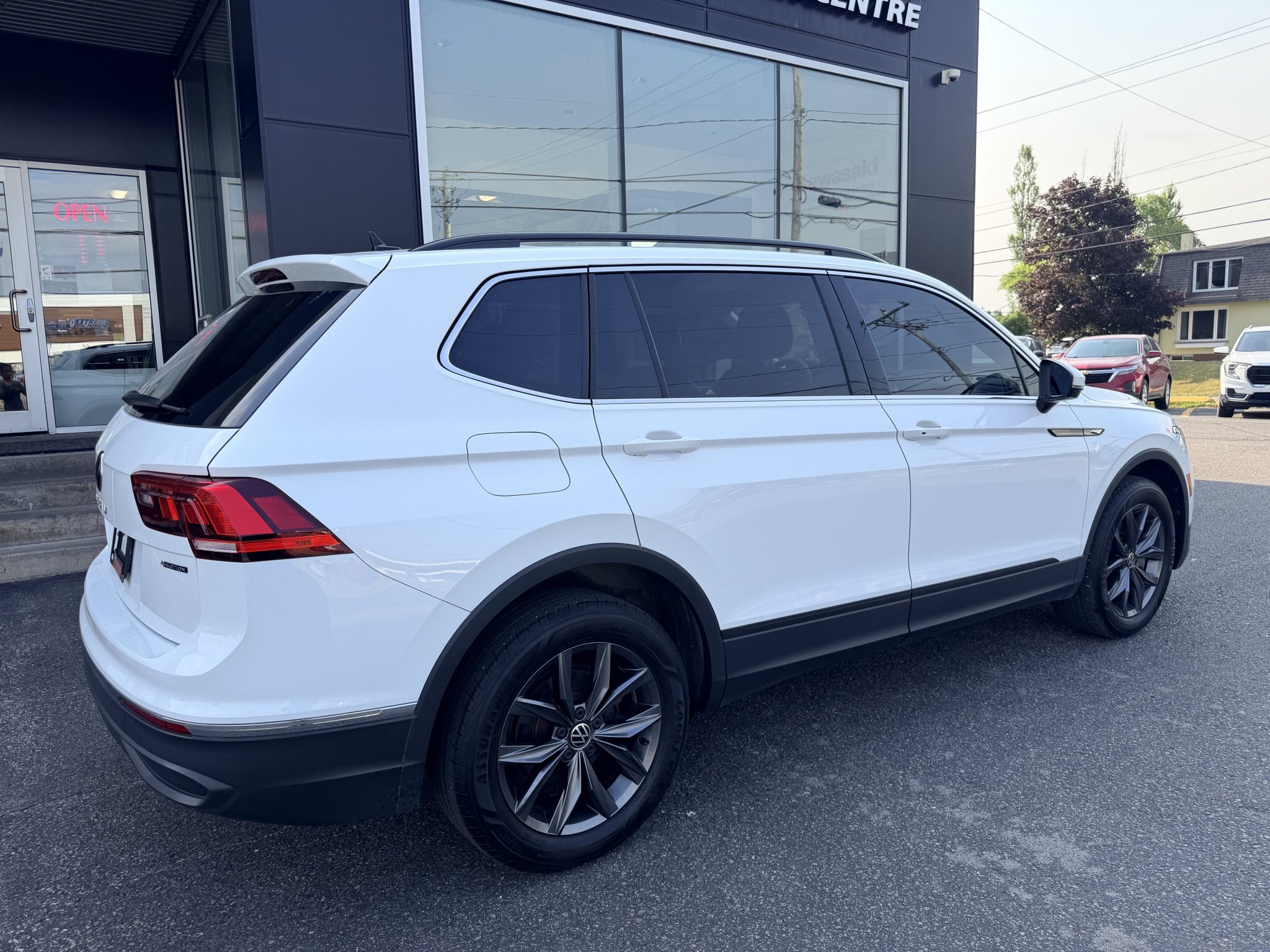 2022 VOLKSWAGEN TIGUAN SE COMFORTLINE AWD W/LEATHER SEATS, HEATED SEATS, SUNROOF, REMOTE START AND REARVIEW CAMERA!!
