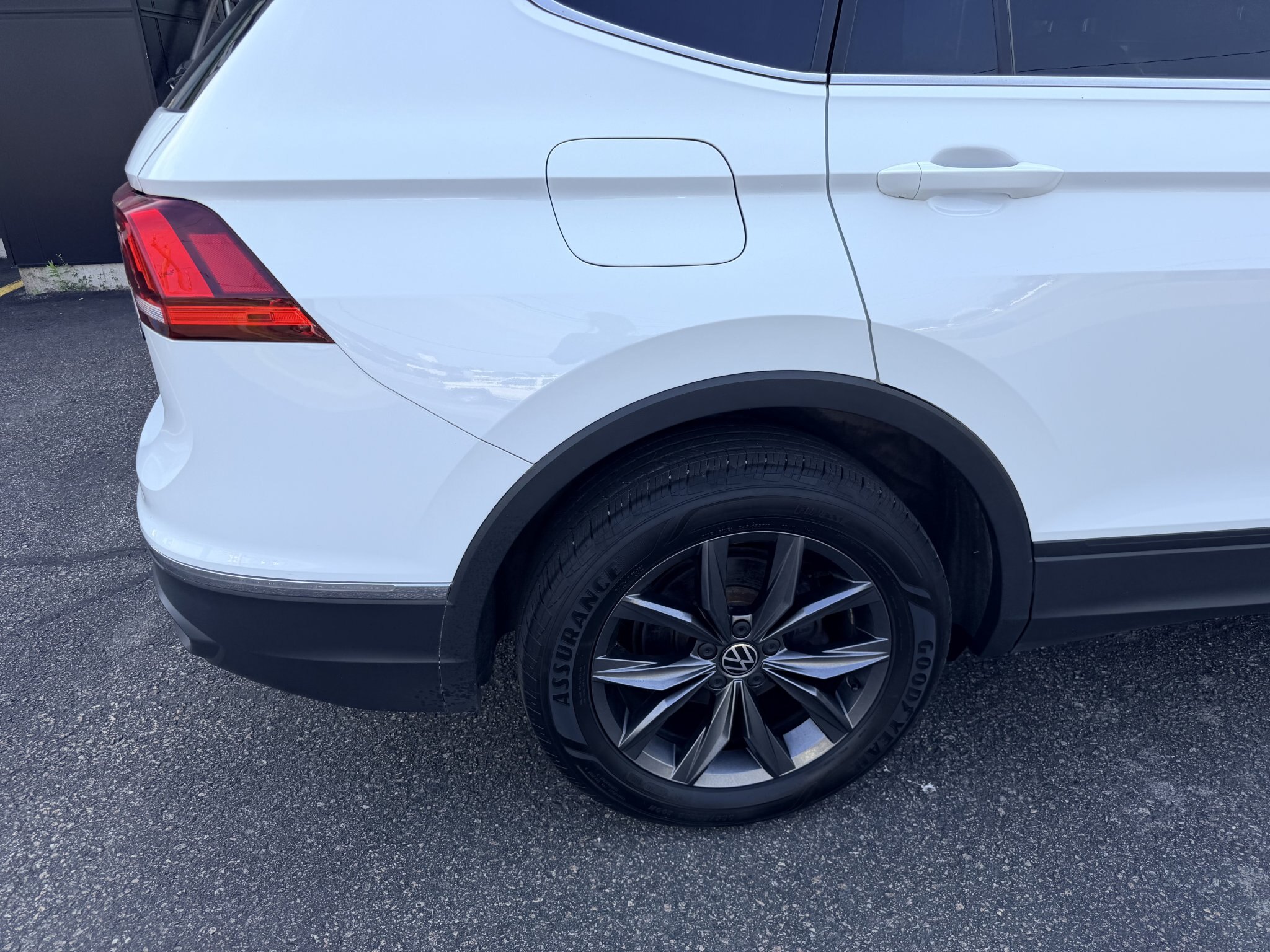 2022 VOLKSWAGEN TIGUAN SE COMFORTLINE AWD W/LEATHER SEATS, HEATED SEATS, SUNROOF, REMOTE START AND REARVIEW CAMERA!!