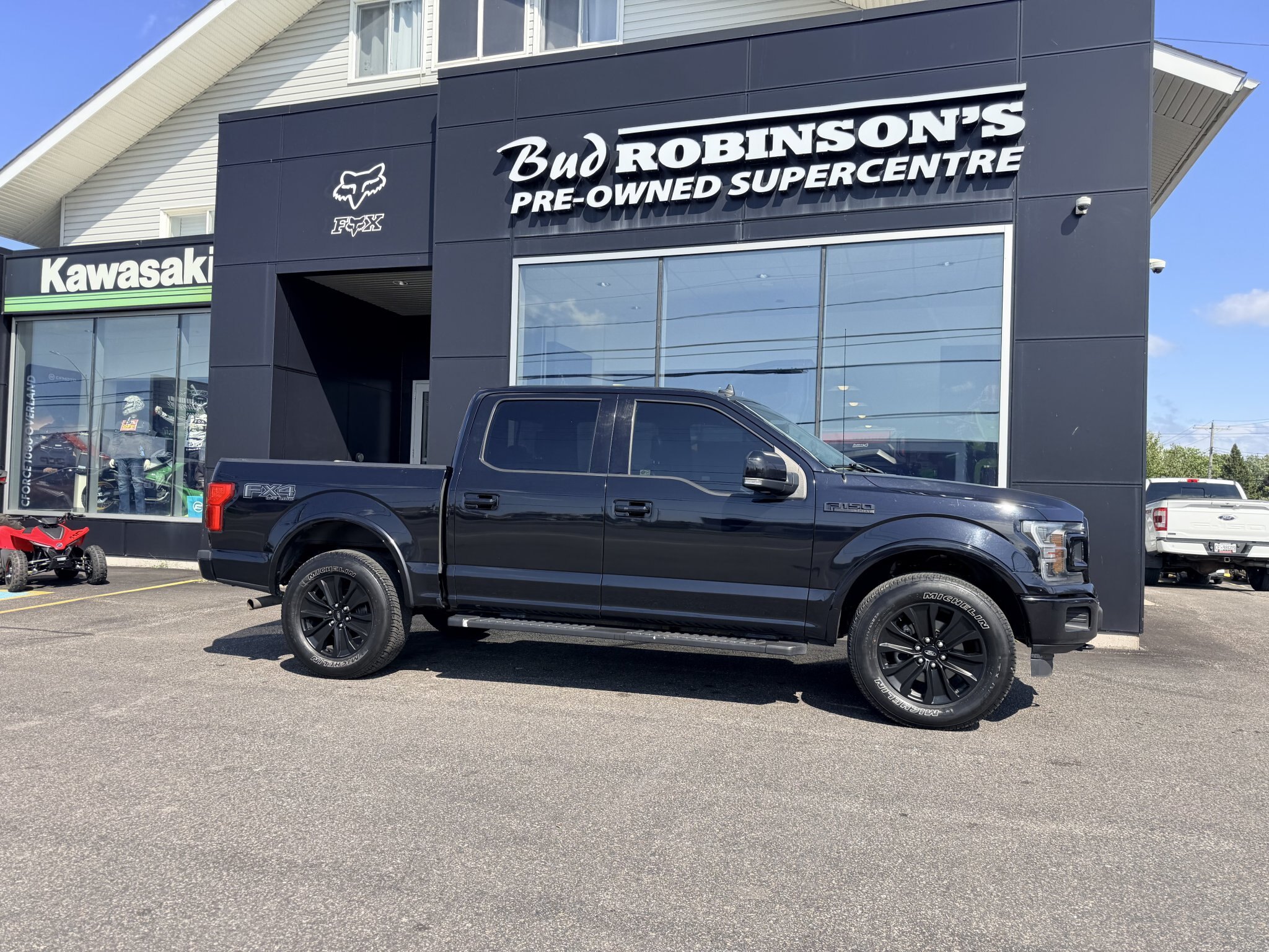 2020 FORD F 150 LARIAT SUPERCREW 4X4 WITH REMOTE START, LEATHER SEATS, HEATED/COOLED SEATS, REARVIEW CAMERA AND NAVIGATION!!