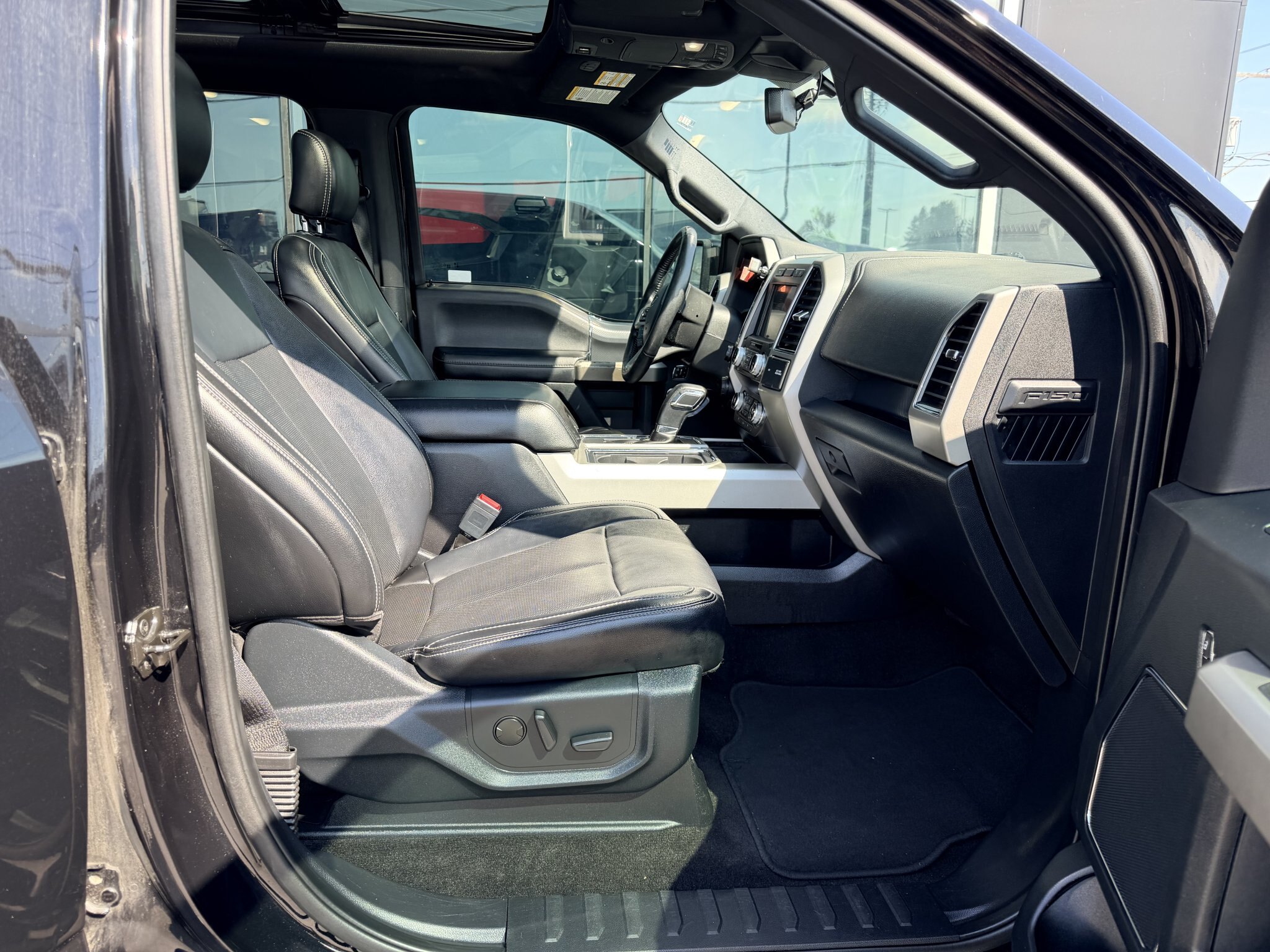 2020 FORD F 150 LARIAT SUPERCREW 4X4 WITH REMOTE START, LEATHER SEATS, HEATED/COOLED SEATS, REARVIEW CAMERA AND NAVIGATION!!