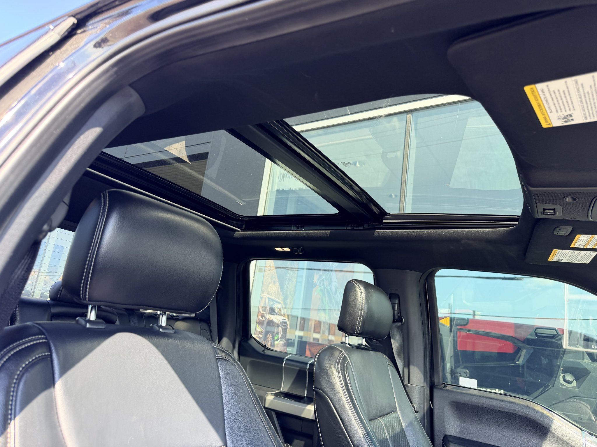 2020 FORD F 150 LARIAT SUPERCREW 4X4 WITH REMOTE START, LEATHER SEATS, HEATED/COOLED SEATS, REARVIEW CAMERA AND NAVIGATION!!