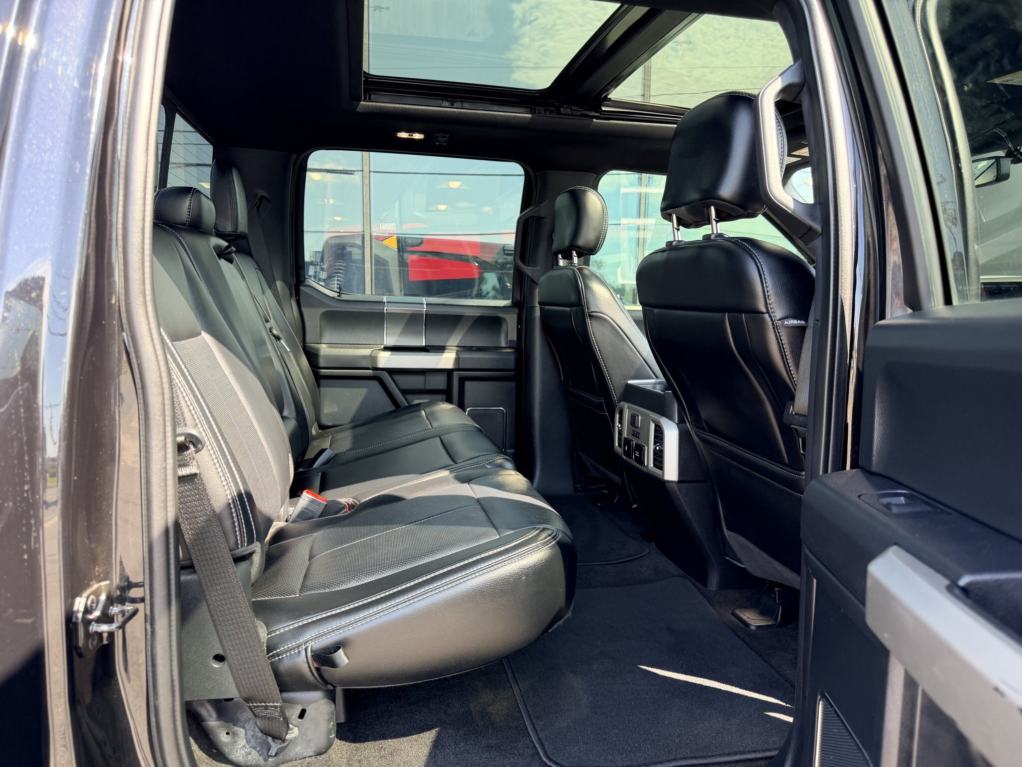 2020 FORD F 150 LARIAT SUPERCREW 4X4 WITH REMOTE START, LEATHER SEATS, HEATED/COOLED SEATS, REARVIEW CAMERA AND NAVIGATION!!