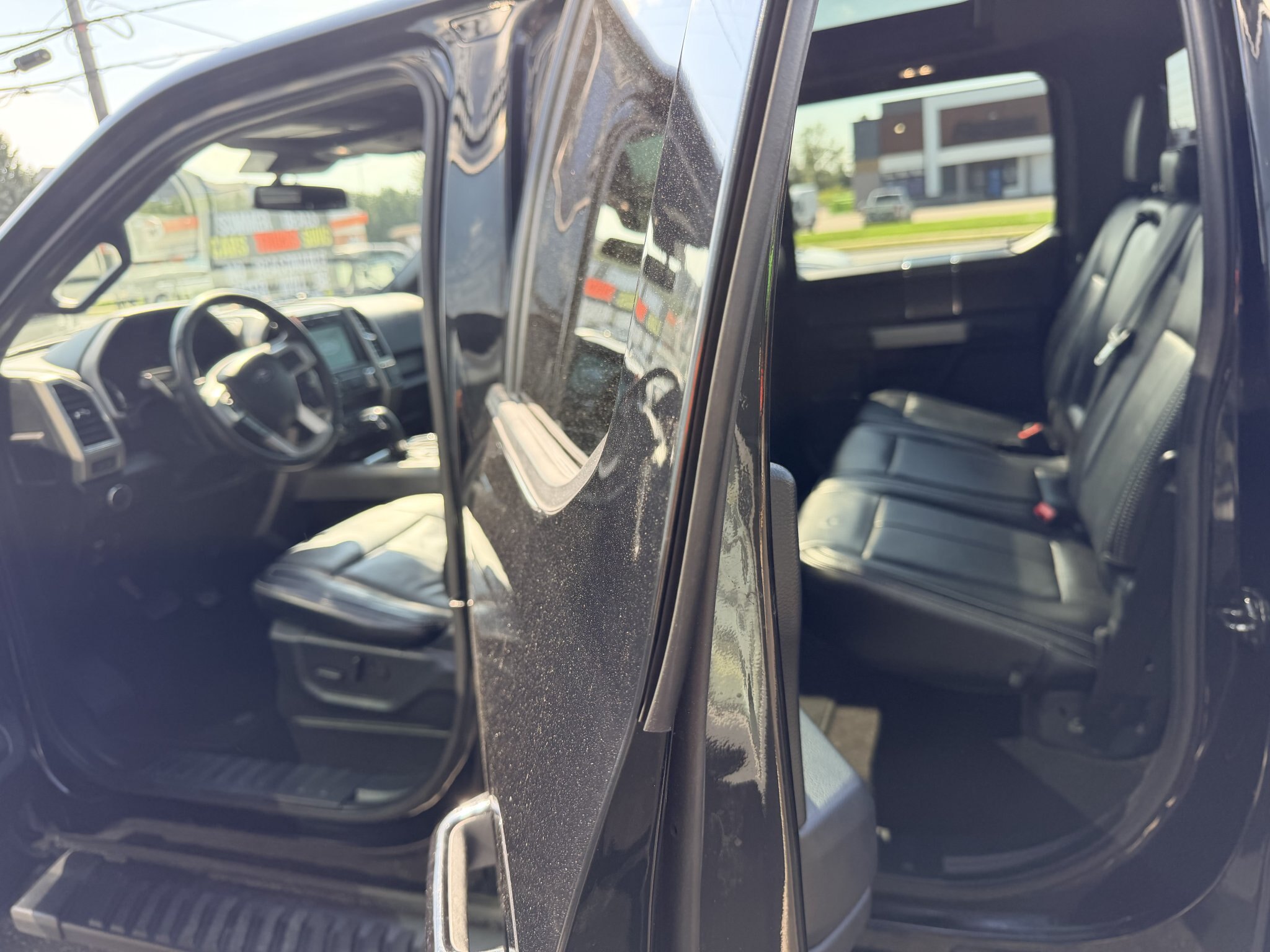 2020 FORD F 150 LARIAT SUPERCREW 4X4 WITH REMOTE START, LEATHER SEATS, HEATED/COOLED SEATS, REARVIEW CAMERA AND NAVIGATION!!