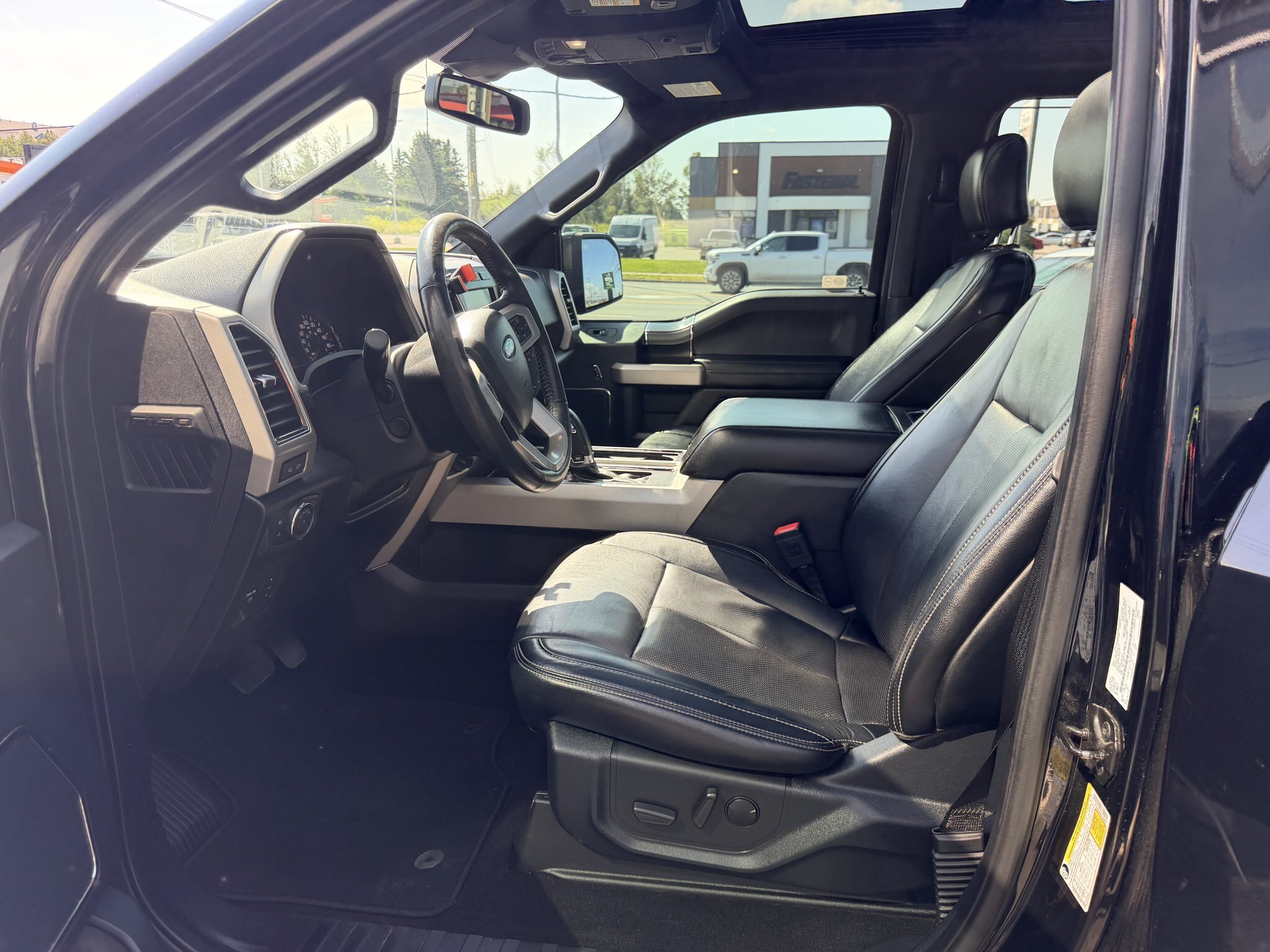 2020 FORD F 150 LARIAT SUPERCREW 4X4 WITH REMOTE START, LEATHER SEATS, HEATED/COOLED SEATS, REARVIEW CAMERA AND NAVIGATION!!