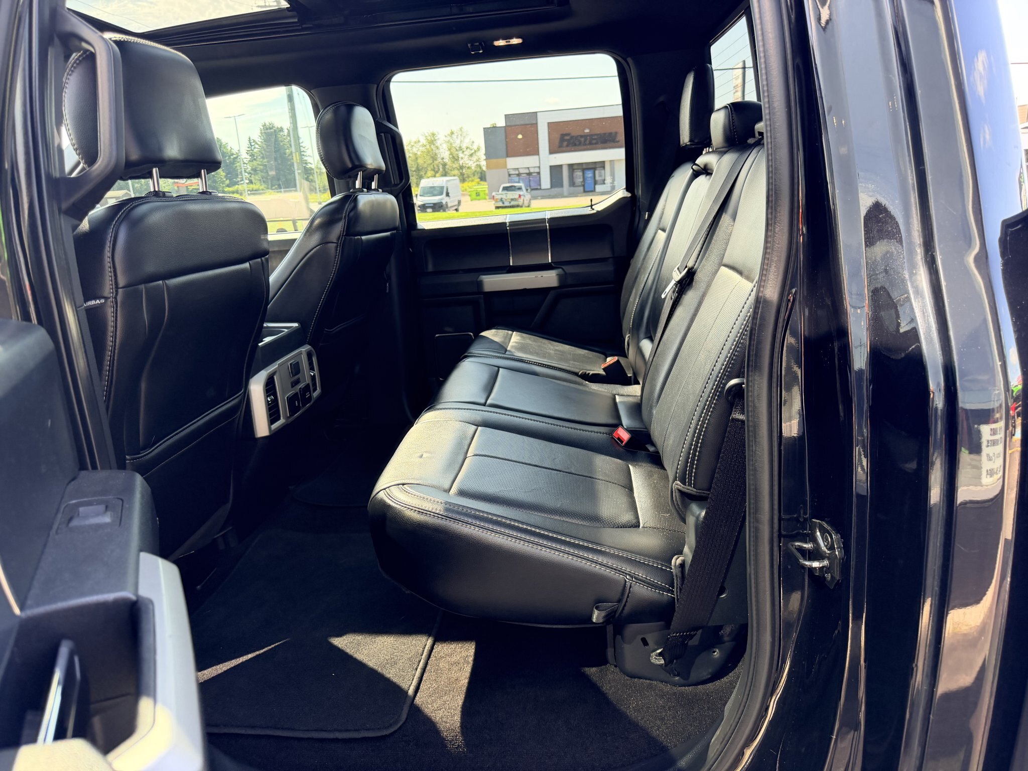 2020 FORD F 150 LARIAT SUPERCREW 4X4 WITH REMOTE START, LEATHER SEATS, HEATED/COOLED SEATS, REARVIEW CAMERA AND NAVIGATION!!