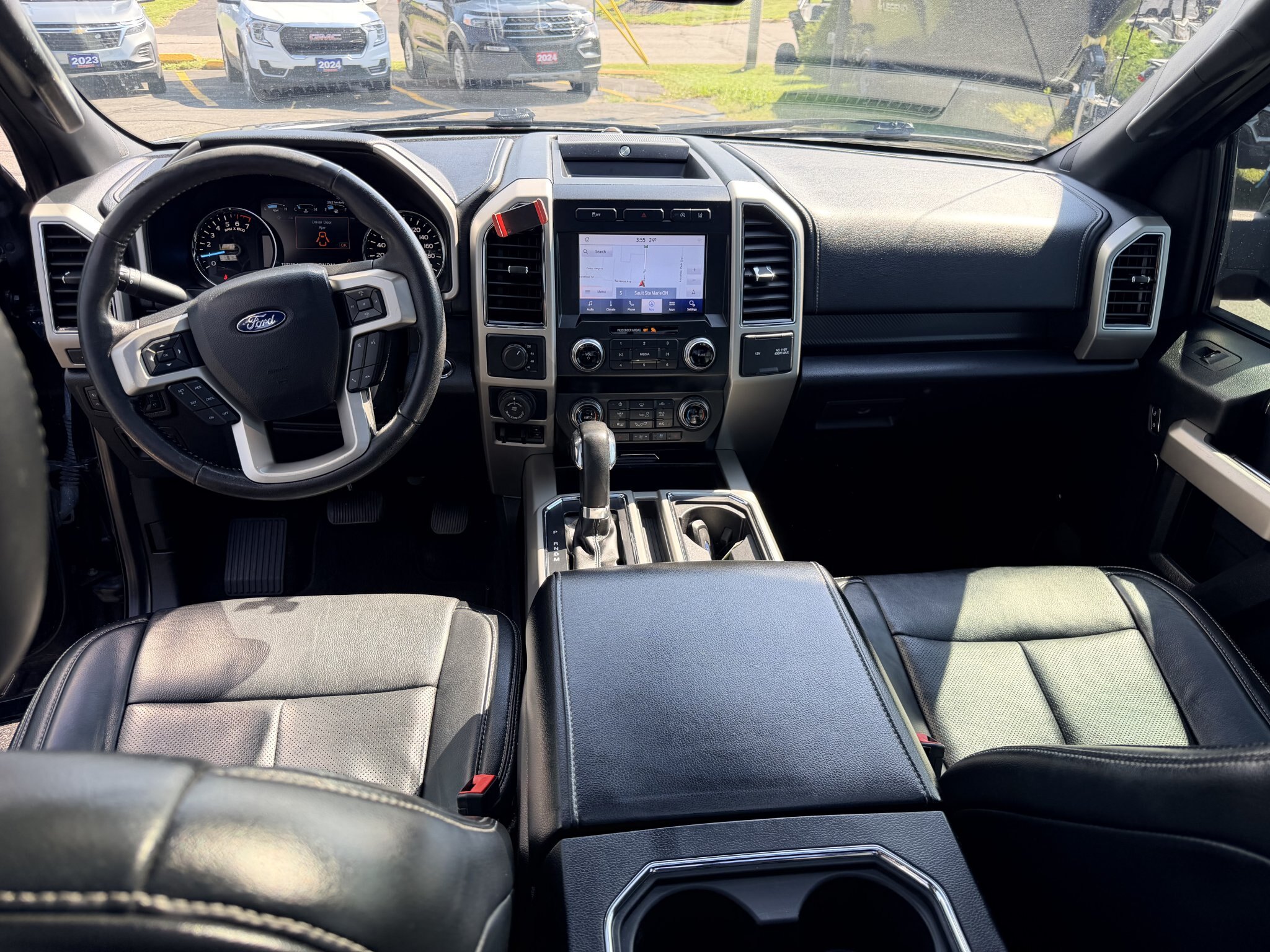 2020 FORD F 150 LARIAT SUPERCREW 4X4 WITH REMOTE START, LEATHER SEATS, HEATED/COOLED SEATS, REARVIEW CAMERA AND NAVIGATION!!