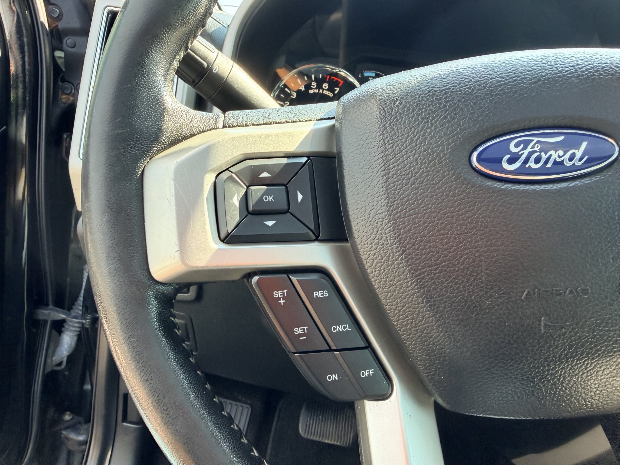 2020 FORD F 150 LARIAT SUPERCREW 4X4 WITH REMOTE START, LEATHER SEATS, HEATED/COOLED SEATS, REARVIEW CAMERA AND NAVIGATION!!