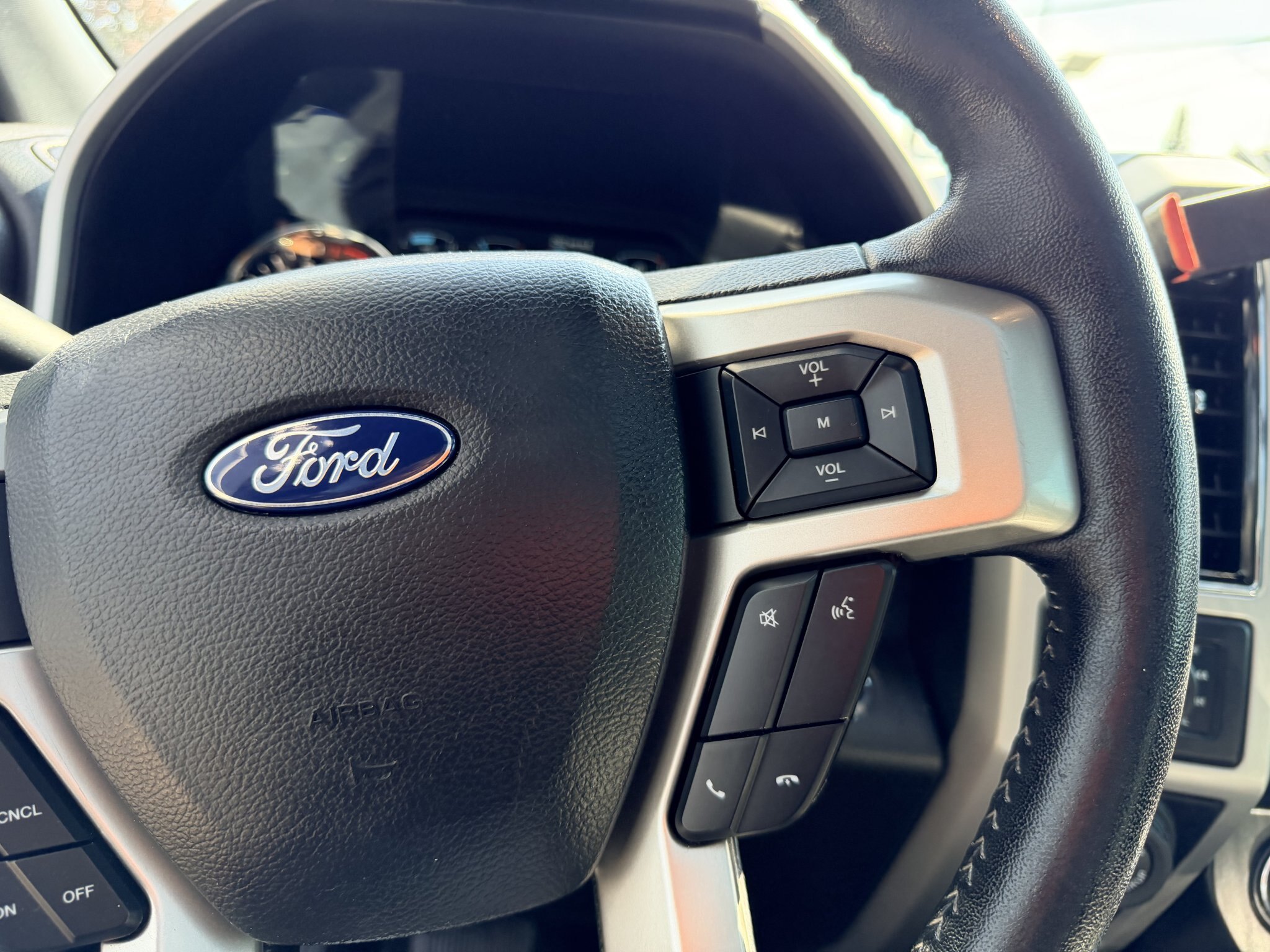 2020 FORD F 150 LARIAT SUPERCREW 4X4 WITH REMOTE START, LEATHER SEATS, HEATED/COOLED SEATS, REARVIEW CAMERA AND NAVIGATION!!