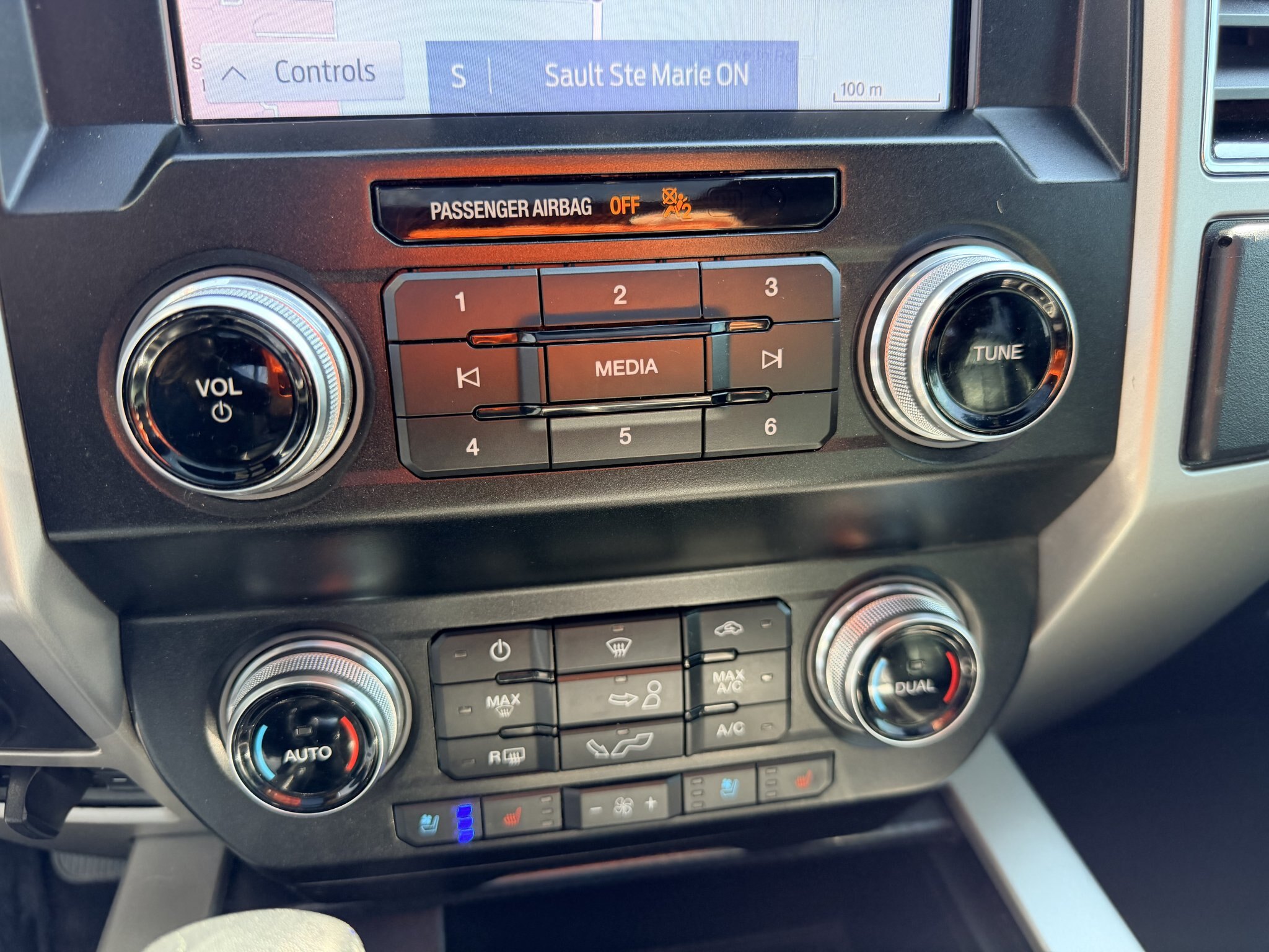 2020 FORD F 150 LARIAT SUPERCREW 4X4 WITH REMOTE START, LEATHER SEATS, HEATED/COOLED SEATS, REARVIEW CAMERA AND NAVIGATION!!
