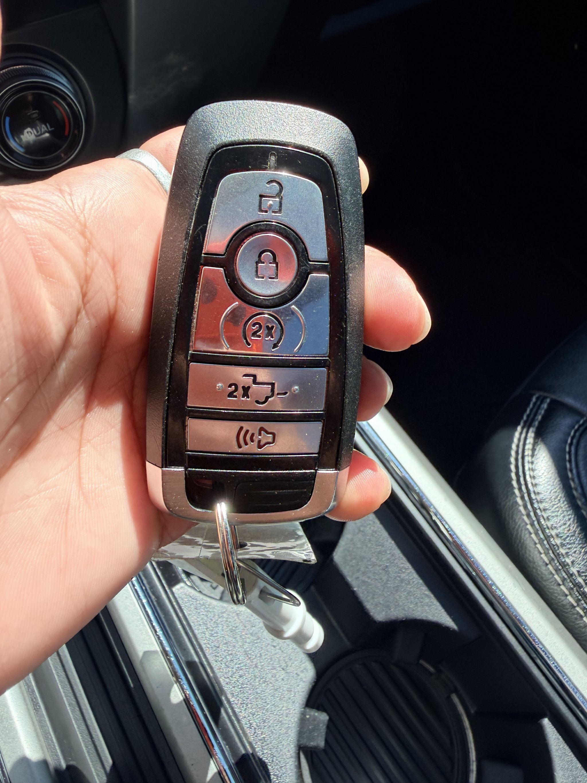 2020 FORD F 150 LARIAT SUPERCREW 4X4 WITH REMOTE START, LEATHER SEATS, HEATED/COOLED SEATS, REARVIEW CAMERA AND NAVIGATION!!