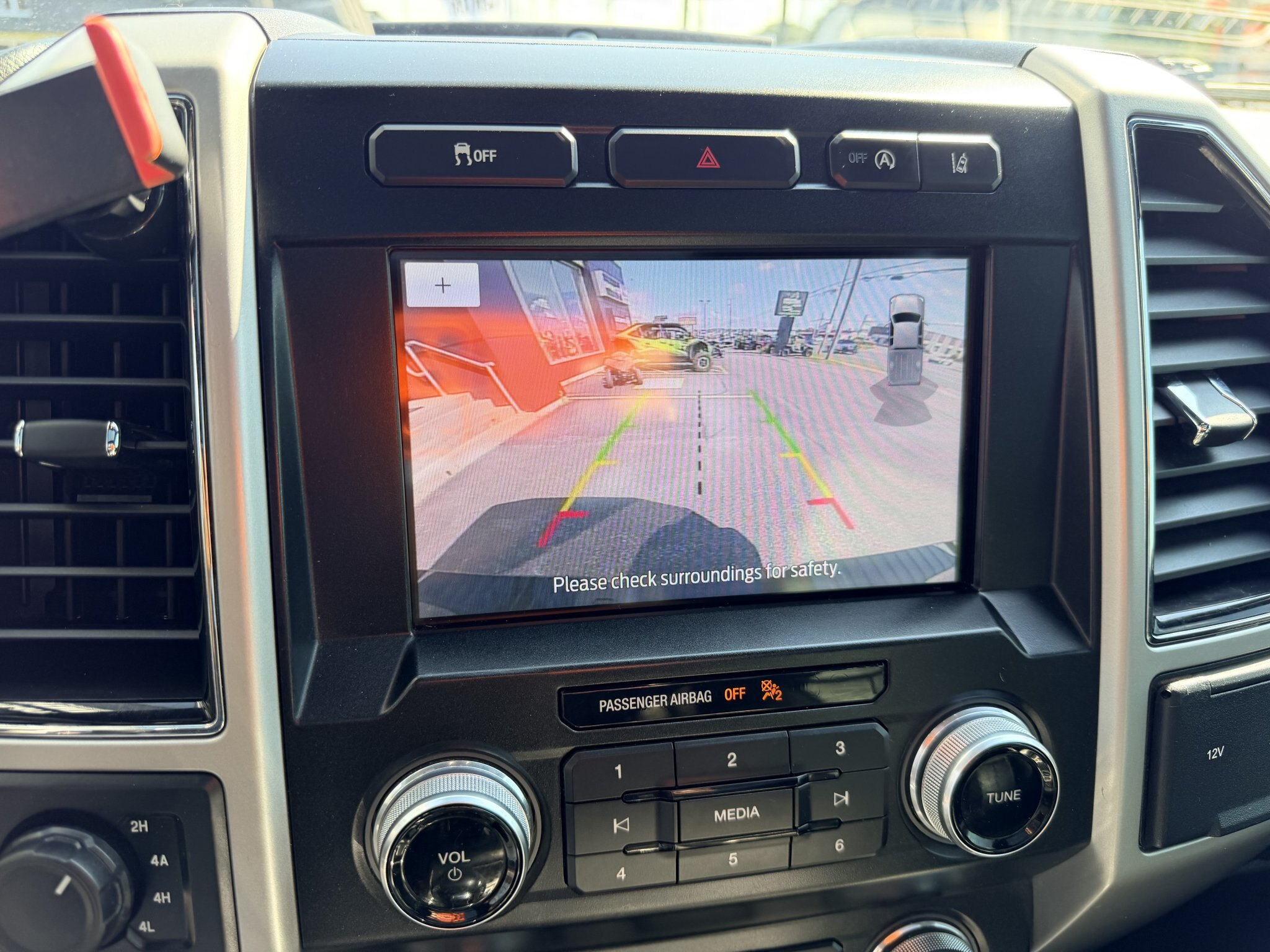 2020 FORD F 150 LARIAT SUPERCREW 4X4 WITH REMOTE START, LEATHER SEATS, HEATED/COOLED SEATS, REARVIEW CAMERA AND NAVIGATION!!