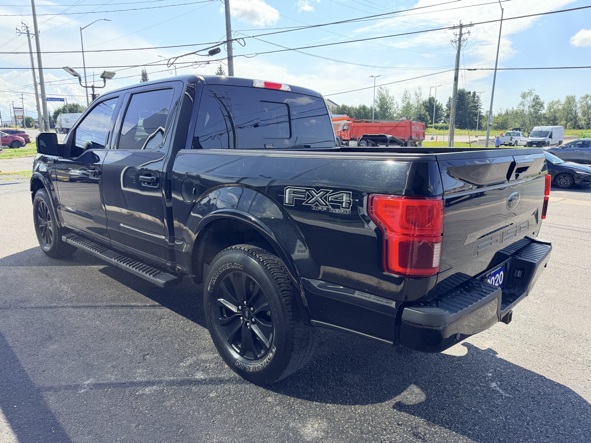 2020 FORD F 150 LARIAT SUPERCREW 4X4 WITH REMOTE START, LEATHER SEATS, HEATED/COOLED SEATS, REARVIEW CAMERA AND NAVIGATION!!