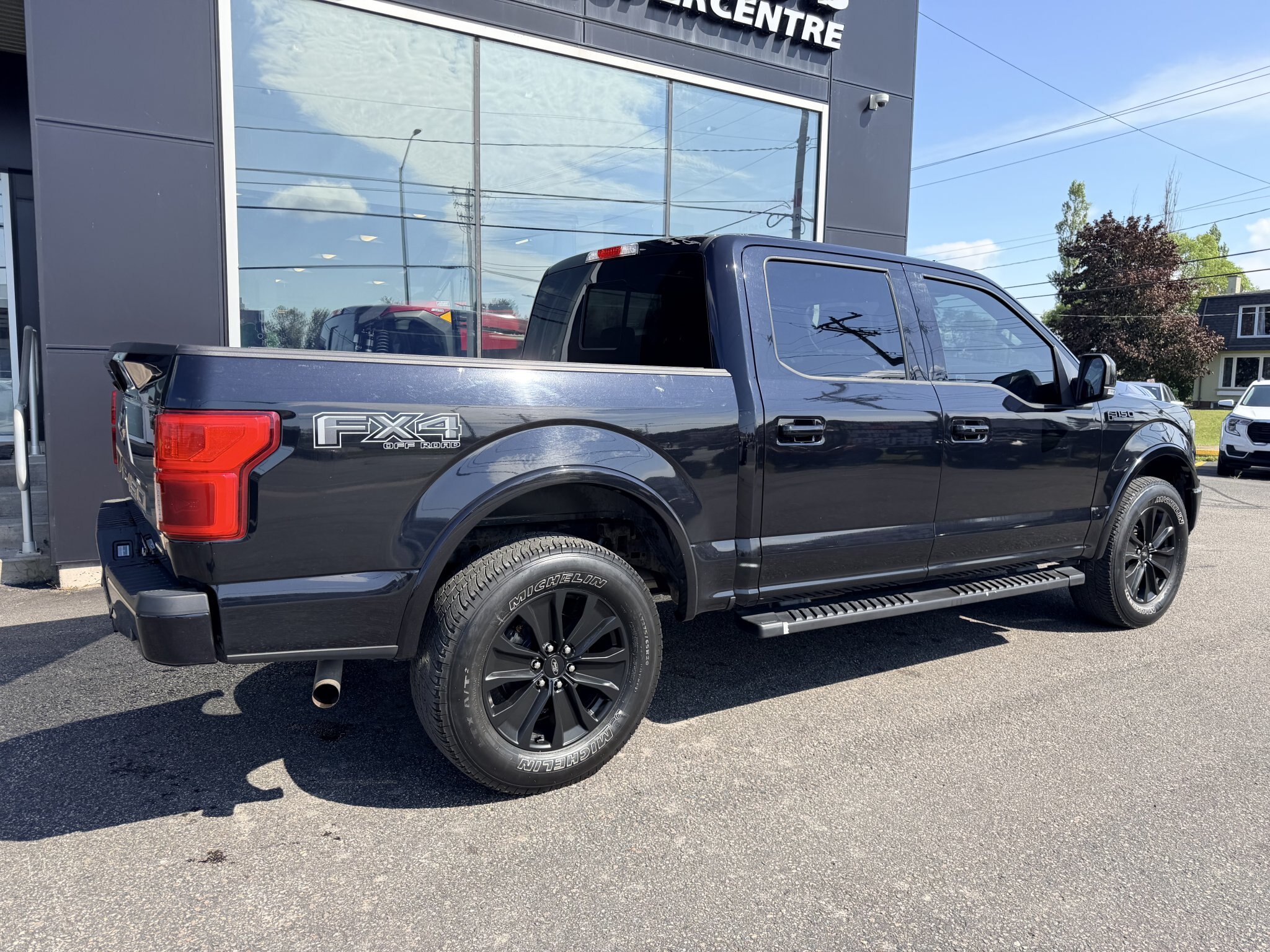 2020 FORD F 150 LARIAT SUPERCREW 4X4 WITH REMOTE START, LEATHER SEATS, HEATED/COOLED SEATS, REARVIEW CAMERA AND NAVIGATION!!