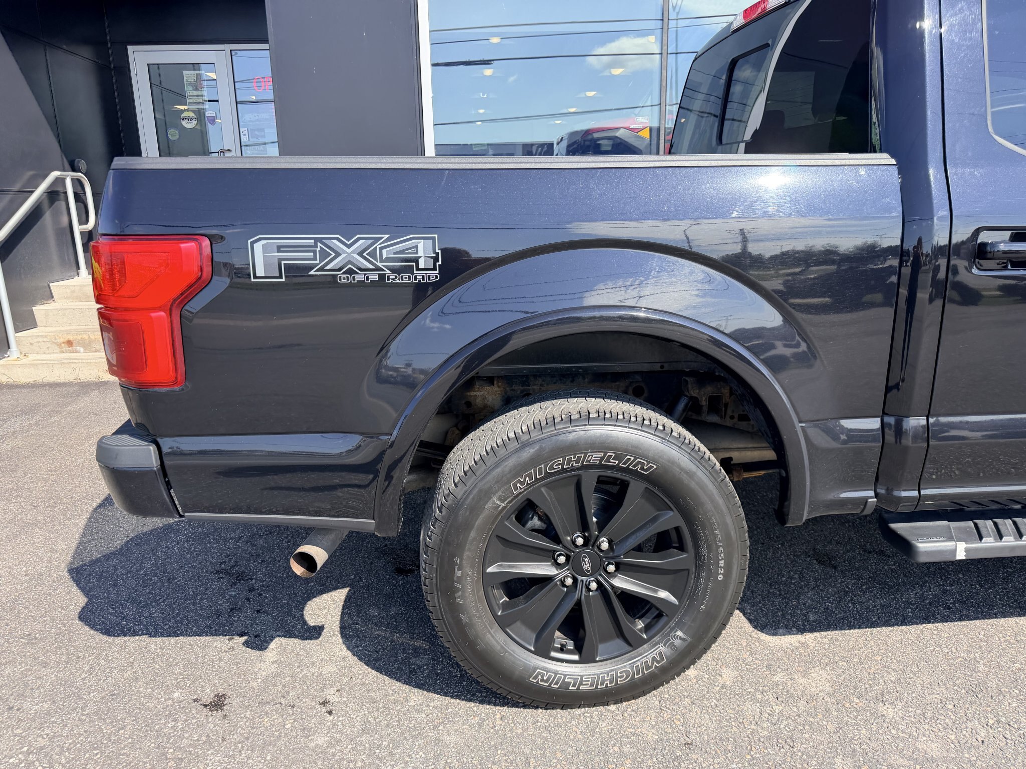 2020 FORD F 150 LARIAT SUPERCREW 4X4 WITH REMOTE START, LEATHER SEATS, HEATED/COOLED SEATS, REARVIEW CAMERA AND NAVIGATION!!