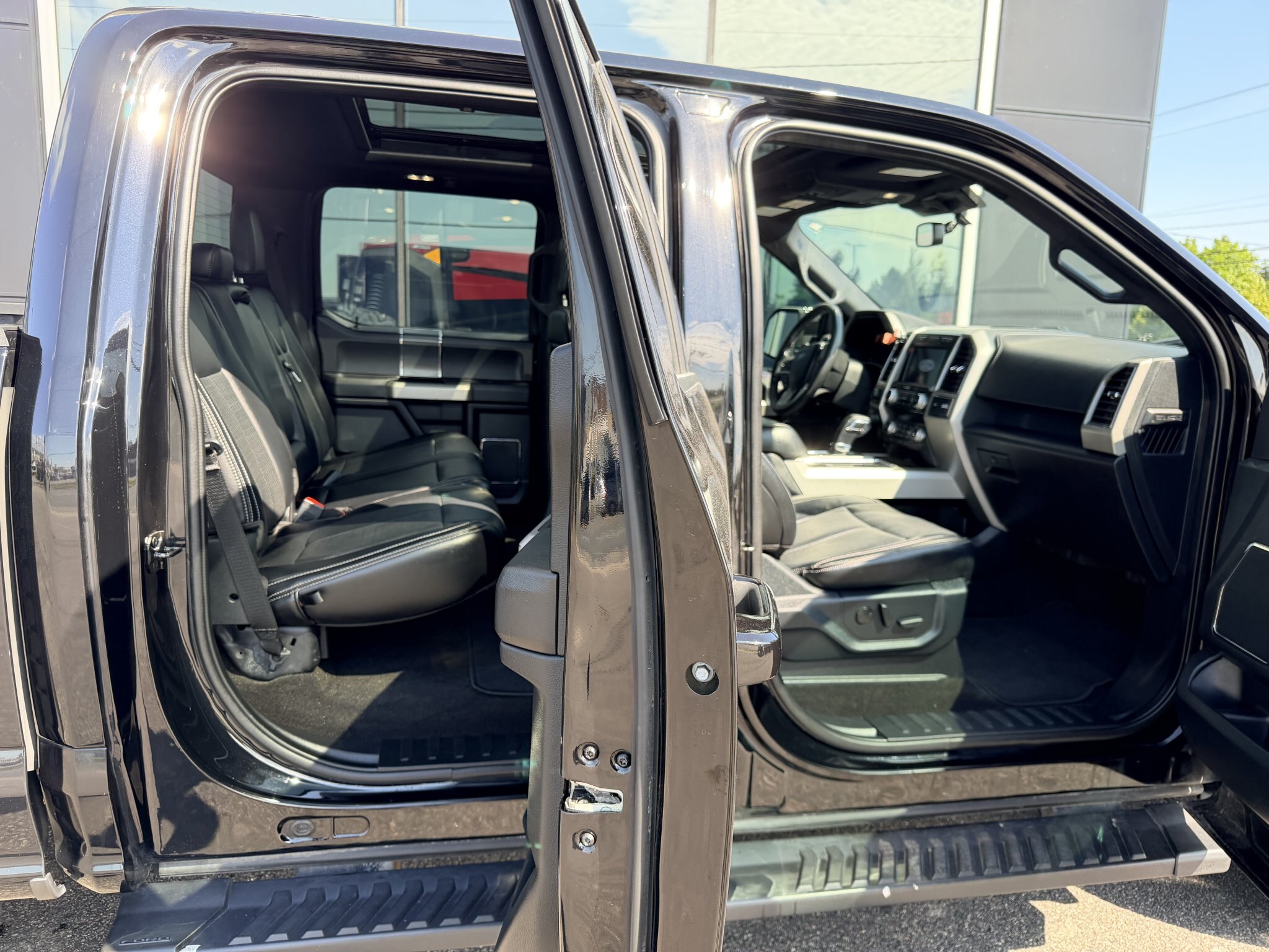 2020 FORD F 150 LARIAT SUPERCREW 4X4 WITH REMOTE START, LEATHER SEATS, HEATED/COOLED SEATS, REARVIEW CAMERA AND NAVIGATION!!