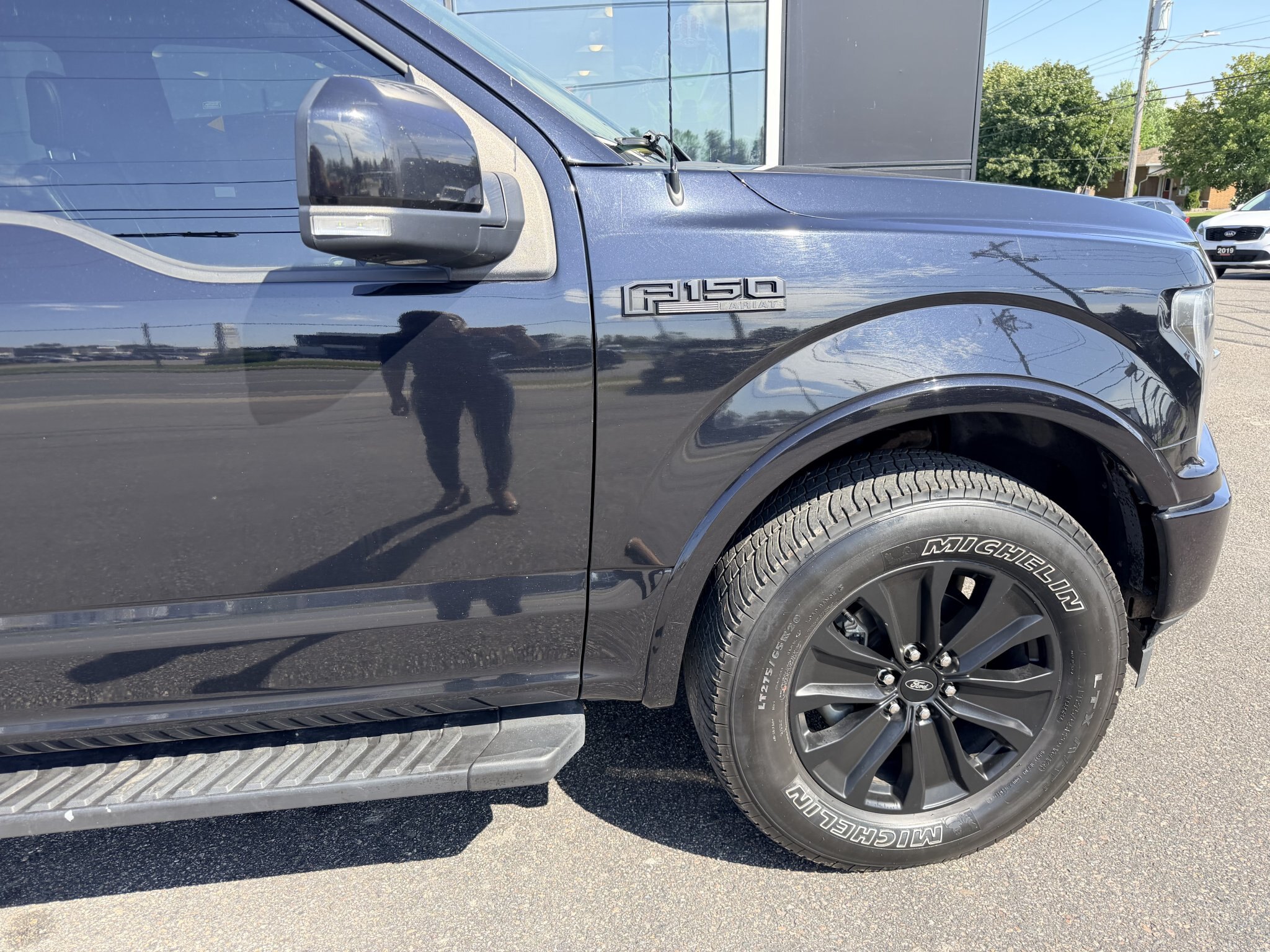 2020 FORD F 150 LARIAT SUPERCREW 4X4 WITH REMOTE START, LEATHER SEATS, HEATED/COOLED SEATS, REARVIEW CAMERA AND NAVIGATION!!