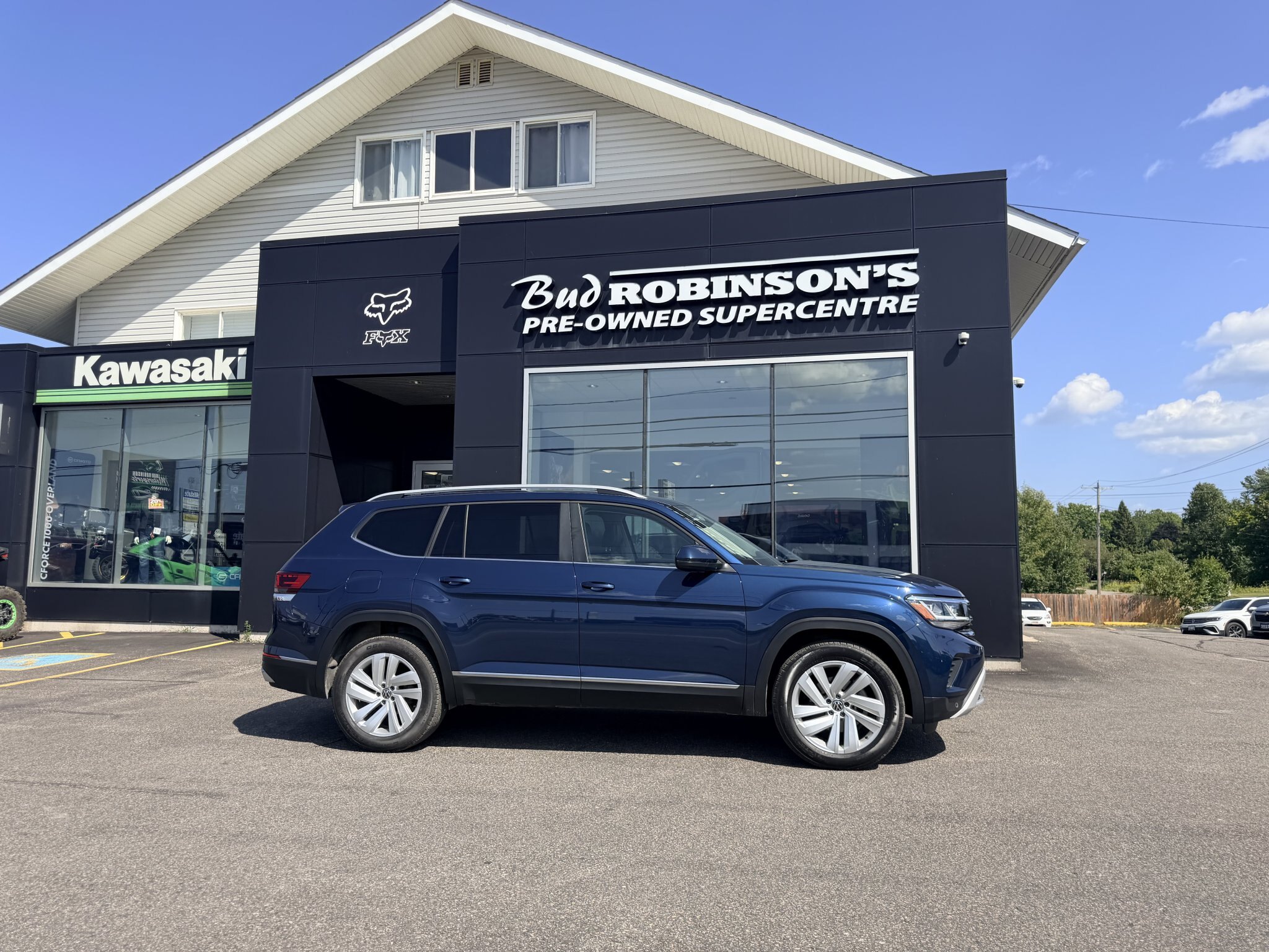 2021 VOLKSWAGEN ATLAS HIGHLINE 4MOTION SEL AWD 7 PASSENGER SEATING W/SUMMER AND WINTER TIRES, REMOTE START, LEATHER SEATS, HEATED/COOLED SEATS, HEATED STEERING WHEEL, SUNROOF, POWER LIFTGATE, REARVIEW CAMERA AND NAVIGATION!