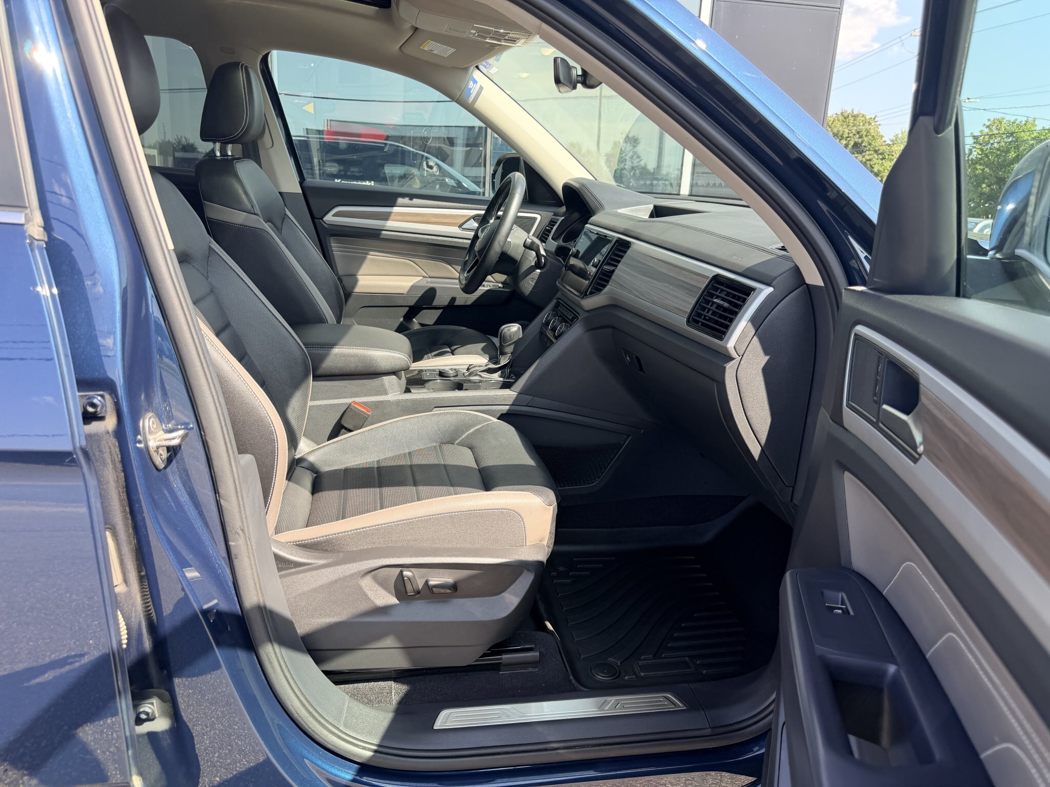 2021 VOLKSWAGEN ATLAS HIGHLINE 4MOTION SEL AWD 7 PASSENGER SEATING W/SUMMER AND WINTER TIRES, REMOTE START, LEATHER SEATS, HEATED/COOLED SEATS, HEATED STEERING WHEEL, SUNROOF, POWER LIFTGATE, REARVIEW CAMERA AND NAVIGATION!