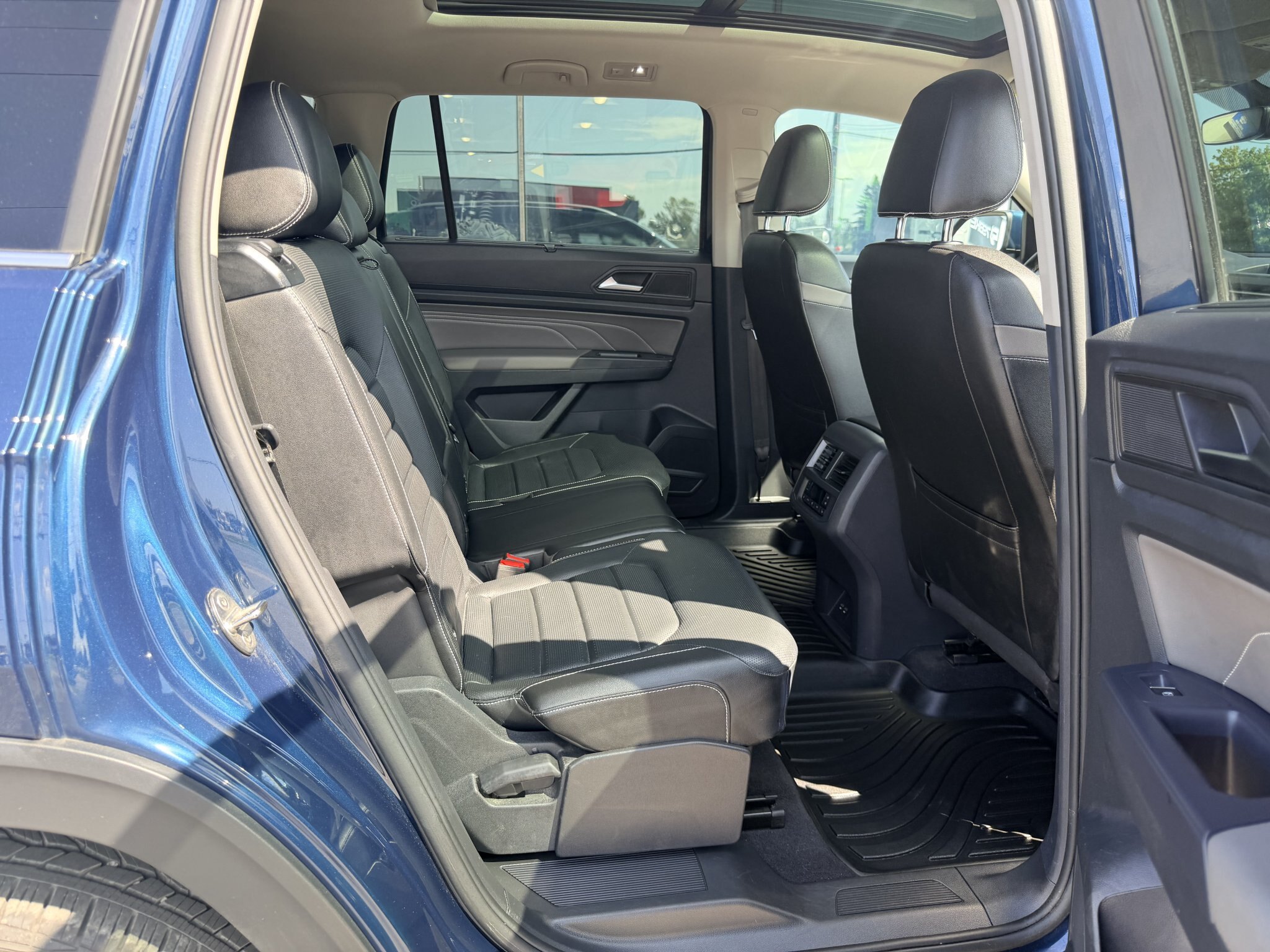 2021 VOLKSWAGEN ATLAS HIGHLINE 4MOTION SEL AWD 7 PASSENGER SEATING W/SUMMER AND WINTER TIRES, REMOTE START, LEATHER SEATS, HEATED/COOLED SEATS, HEATED STEERING WHEEL, SUNROOF, POWER LIFTGATE, REARVIEW CAMERA AND NAVIGATION!