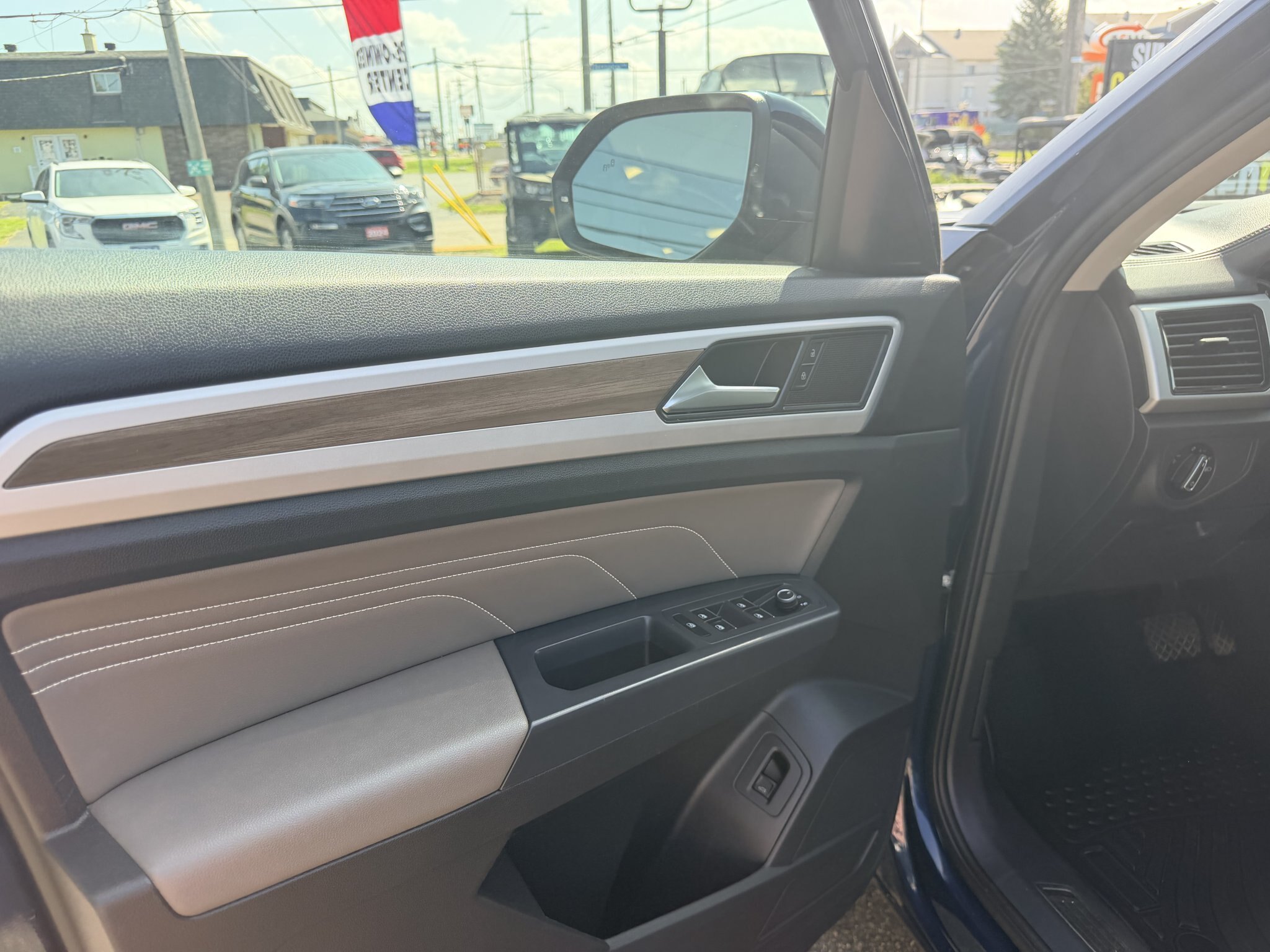2021 VOLKSWAGEN ATLAS HIGHLINE 4MOTION SEL AWD 7 PASSENGER SEATING W/SUMMER AND WINTER TIRES, REMOTE START, LEATHER SEATS, HEATED/COOLED SEATS, HEATED STEERING WHEEL, SUNROOF, POWER LIFTGATE, REARVIEW CAMERA AND NAVIGATION!