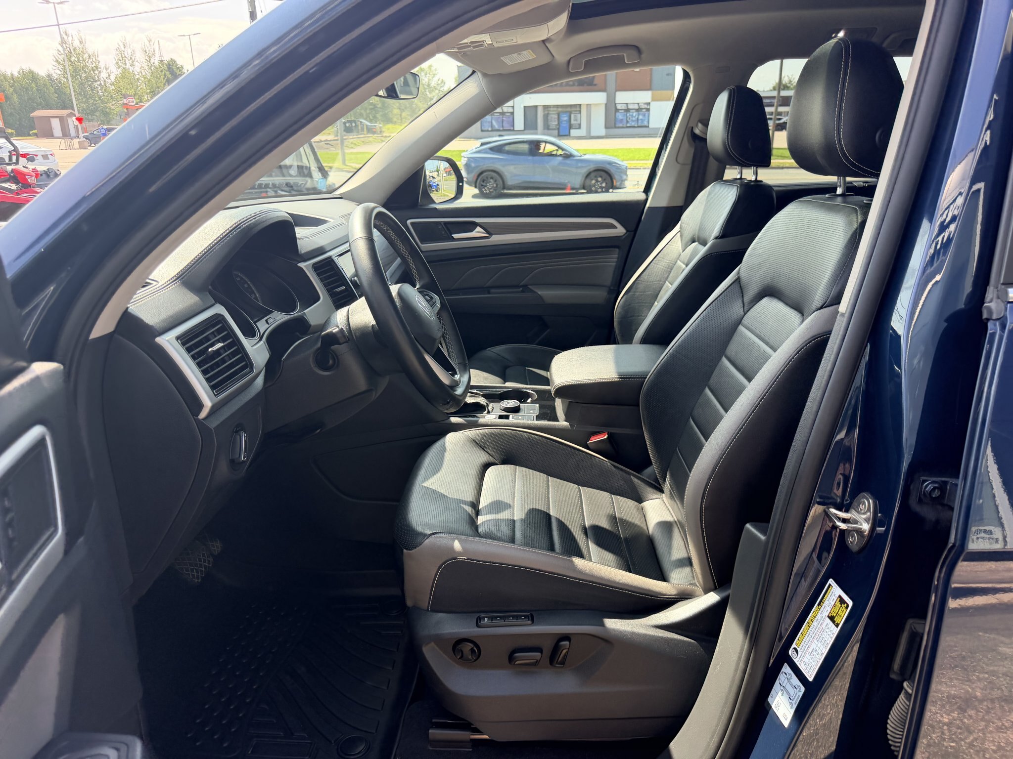 2021 VOLKSWAGEN ATLAS HIGHLINE 4MOTION SEL AWD 7 PASSENGER SEATING W/SUMMER AND WINTER TIRES, REMOTE START, LEATHER SEATS, HEATED/COOLED SEATS, HEATED STEERING WHEEL, SUNROOF, POWER LIFTGATE, REARVIEW CAMERA AND NAVIGATION!