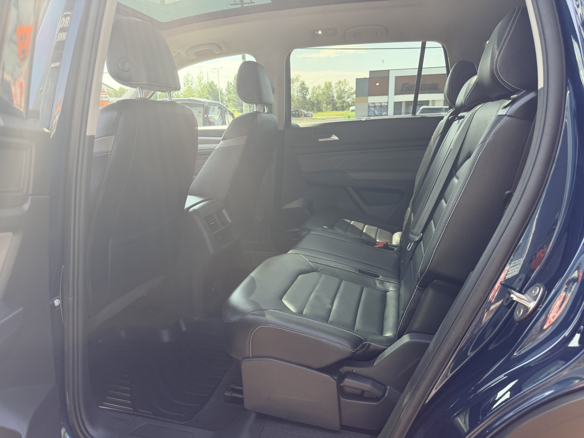 2021 VOLKSWAGEN ATLAS HIGHLINE 4MOTION SEL AWD 7 PASSENGER SEATING W/SUMMER AND WINTER TIRES, REMOTE START, LEATHER SEATS, HEATED/COOLED SEATS, HEATED STEERING WHEEL, SUNROOF, POWER LIFTGATE, REARVIEW CAMERA AND NAVIGATION!