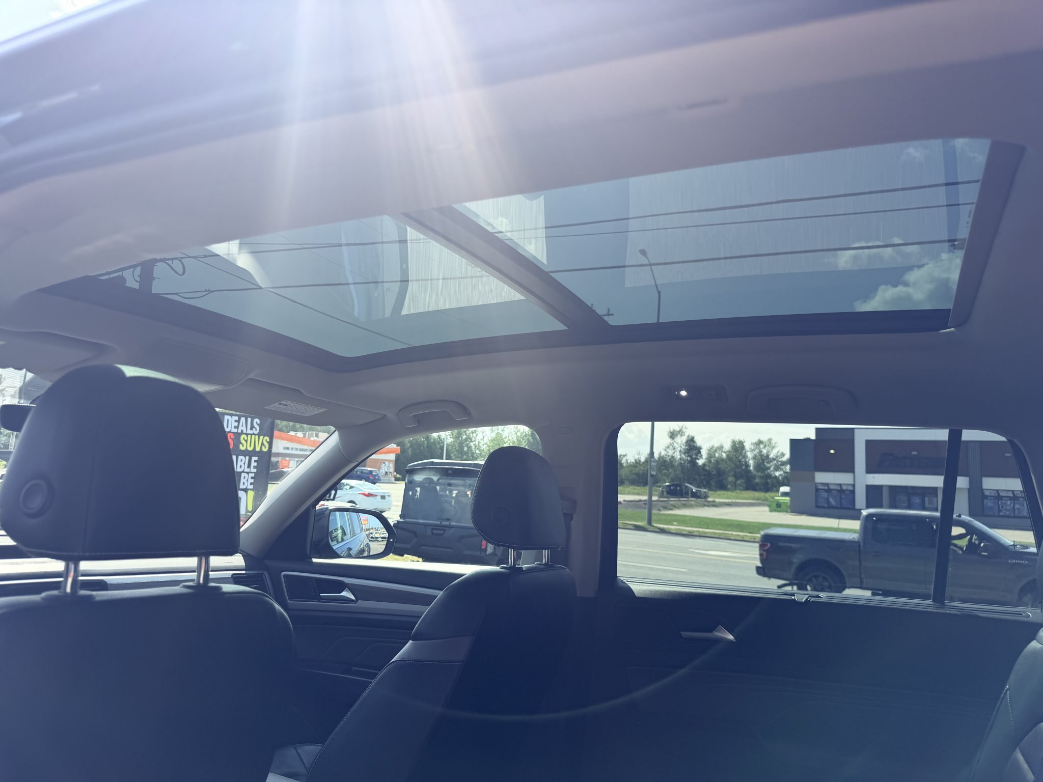 2021 VOLKSWAGEN ATLAS HIGHLINE 4MOTION SEL AWD 7 PASSENGER SEATING W/SUMMER AND WINTER TIRES, REMOTE START, LEATHER SEATS, HEATED/COOLED SEATS, HEATED STEERING WHEEL, SUNROOF, POWER LIFTGATE, REARVIEW CAMERA AND NAVIGATION!