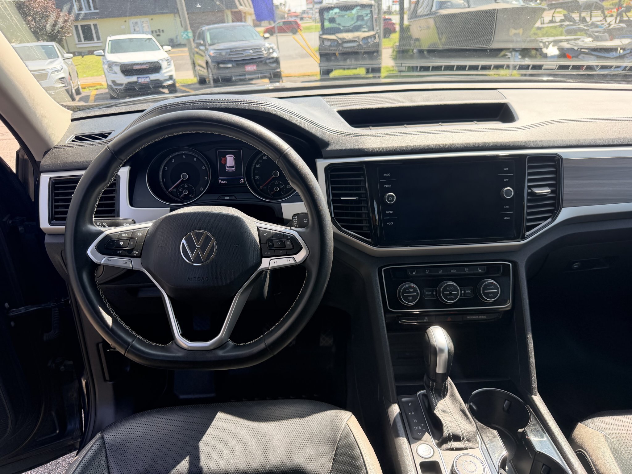 2021 VOLKSWAGEN ATLAS HIGHLINE 4MOTION SEL AWD 7 PASSENGER SEATING W/SUMMER AND WINTER TIRES, REMOTE START, LEATHER SEATS, HEATED/COOLED SEATS, HEATED STEERING WHEEL, SUNROOF, POWER LIFTGATE, REARVIEW CAMERA AND NAVIGATION!