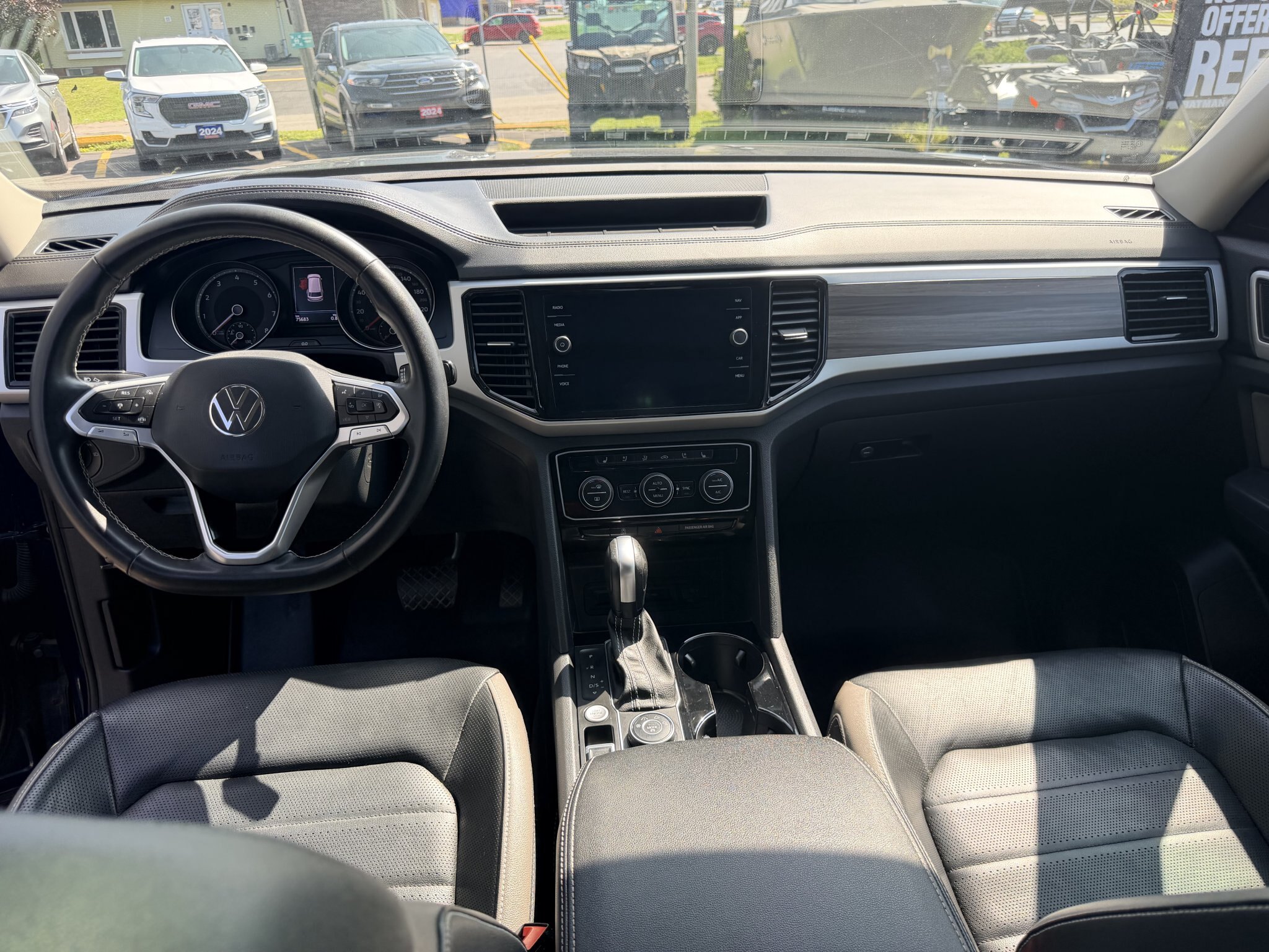 2021 VOLKSWAGEN ATLAS HIGHLINE 4MOTION SEL AWD 7 PASSENGER SEATING W/SUMMER AND WINTER TIRES, REMOTE START, LEATHER SEATS, HEATED/COOLED SEATS, HEATED STEERING WHEEL, SUNROOF, POWER LIFTGATE, REARVIEW CAMERA AND NAVIGATION!