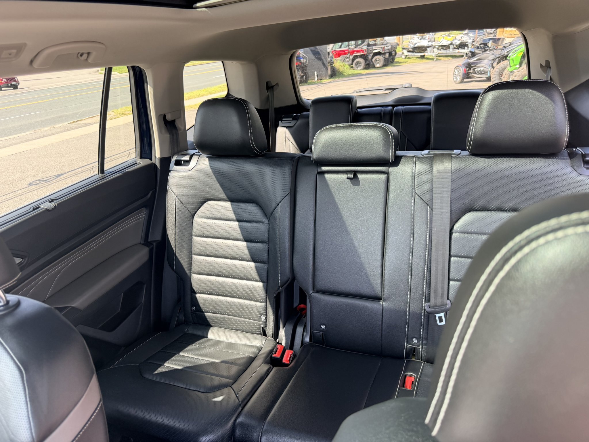 2021 VOLKSWAGEN ATLAS HIGHLINE 4MOTION SEL AWD 7 PASSENGER SEATING W/SUMMER AND WINTER TIRES, REMOTE START, LEATHER SEATS, HEATED/COOLED SEATS, HEATED STEERING WHEEL, SUNROOF, POWER LIFTGATE, REARVIEW CAMERA AND NAVIGATION!
